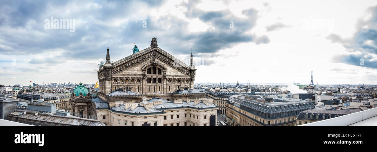 Panorama des schönen Paris die Stadt von der Dachterrasse des Galeries Lafayette in einem kalten Winter Tag gesehen Stockfoto