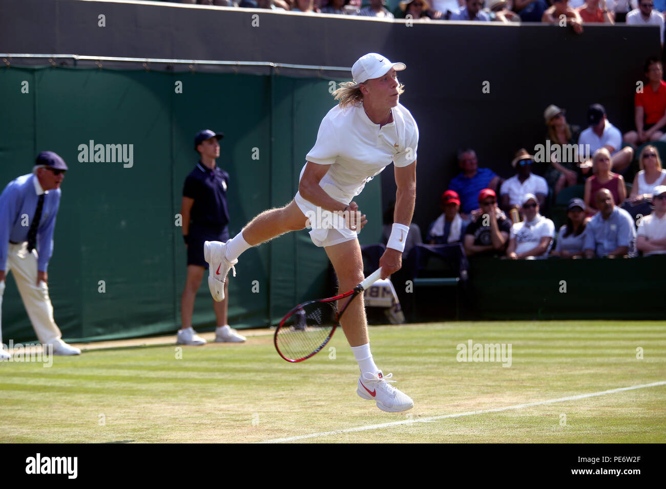 London, England - Juli 5, 2018. Wimbledon Tennis: Kanadas Denis Shapovalov im Dienst Frankreichs Benoit Paire während der zweiten Runde Tätigkeit bei Wimbledon heute. Stockfoto