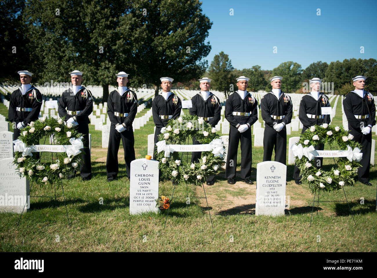 Seeleute der Zeremonialgarde der US Navy nahmen am 12. Oktober 2015 an einer Zeremonialfeier auf dem Arlington National Cemetery teil, bei der 17 US-Seeleute geehrt wurden, die beim Terroranschlag der USS Cole vom 12. Oktober 2000 getötet wurden. Die Veranstaltung beinhaltete zeremonielle Übungen, Kranzlegen, Zapfhähne und militärische Ehren, die das Gedenken betonten, historische Bedeutung und der Dienst und die Opfer des Navy-Personals. Stockfoto