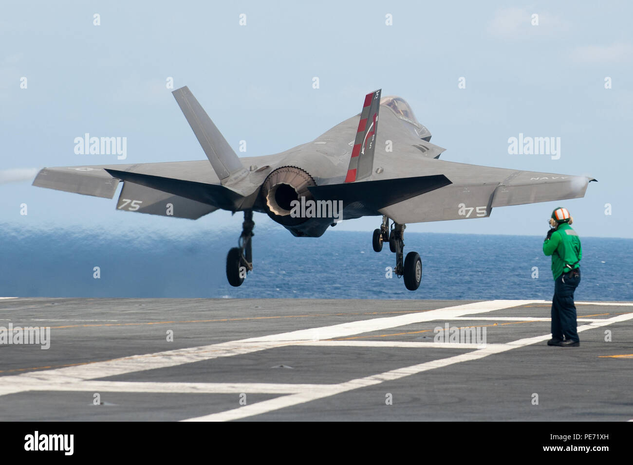 Atlantik (Okt. 2010) 10, 2015) Cmdr. Christian "Wilson" Sewell, Testpilot von der F-35 Lightning II Patuxent River integrierten Test Force (ITF) startet seine F-35 C carrier Variante vom Deck der USS Dwight D. Eisenhower (CVN 69) an der Fertigstellung der zweiten developmental Test (DT-II) Phase der nächsten Generation Strike Fighter. Der Salty Dogs von Air Test und Bewertung Squadron (VX) 23 Sewell, die von den Kolleginnen und Testpiloten Cmdr verbunden wurde zugewiesen. Ted "Holländer" Dyckman, Cmdr. Tony 'Brick' Wilson und Oberstleutnant Chris "TJ" Karapostoles für die Zweite von drei - auf See - Testphasen für die F-35 C geplant Stockfoto