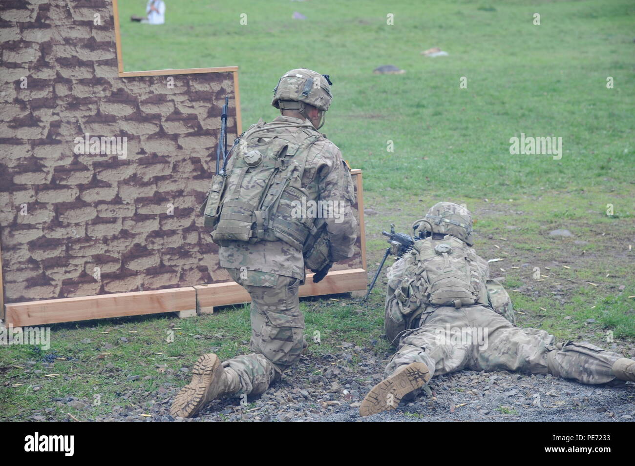 Us-Soldaten in den 3 Geschwader zugewiesen sind, 2.Kavallerie Regiments (Eisen Truppe) verhalten Team live Fire Training in Reihe 17 auf Baumholder Manöver Training Area, Deutschland, 8. Oktober 2015. (U.S. Armee Foto von Rüdiger Hess/Freigegeben) Stockfoto