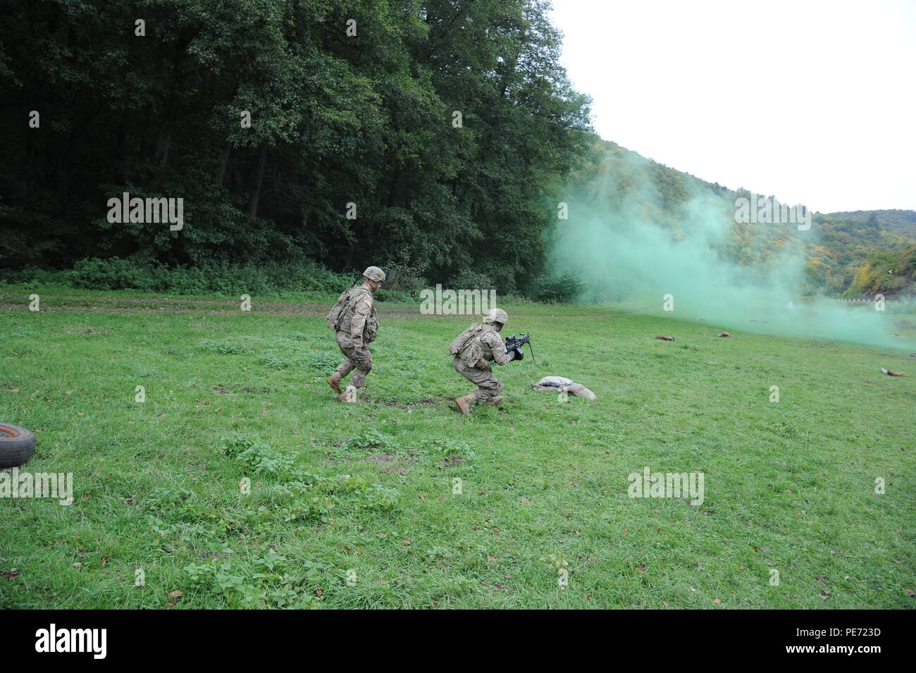 Us-Soldaten in den 3 Geschwader zugewiesen sind, 2.Kavallerie Regiments (Eisen Truppe) verhalten Team live Fire Training in Reihe 17 auf Baumholder Manöver Training Area, Deutschland, 8. Oktober 2015. (U.S. Armee Foto von Rüdiger Hess/Freigegeben) Stockfoto