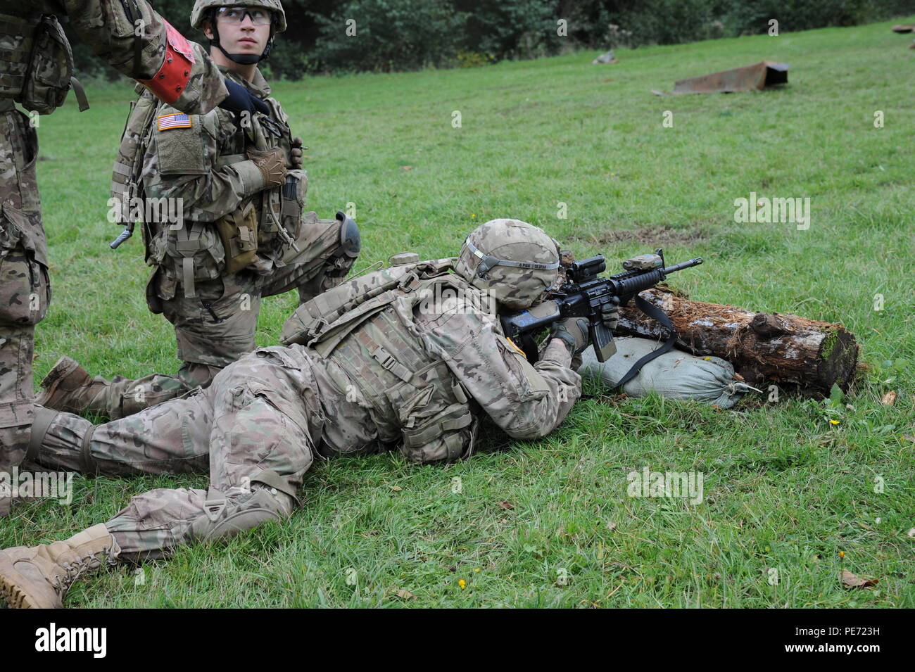 Us-Soldaten in den 3 Geschwader zugewiesen sind, 2.Kavallerie Regiments (Eisen Truppe) verhalten Team live Fire Training in Reihe 17 auf Baumholder Manöver Training Area, Deutschland, 8. Oktober 2015. (U.S. Armee Foto von Rüdiger Hess/Freigegeben) Stockfoto