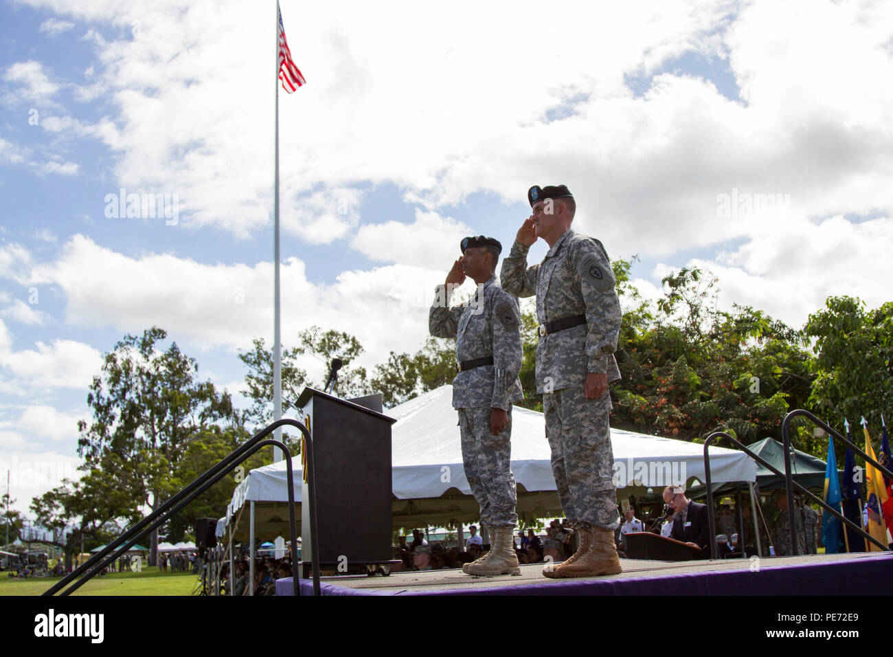 Gen Vincent K. Brooks, Kommandierender General, United States Army Pacific und Generalmajor Charles Flynn, Kommandierender general, 25. Infanterie-Division, Gruß, die der Nation Farben wie sie dargestellt werden bei Ihnen während der Zeit geehrt Tradition der Pass bei Überprüfung der Truppen auf Weyand Field, Schofield Barracks, Hawaii, 8. Oktober 2015. Vergangenheit, Familie und Freunde versammelten sich 25. Infanterie-Division-Soldaten auf Weyand Feld zu bezeugen die Jahreskarte in Beitrag Zeremonie zu Ehren des Unternehmensbereichs 74. Aktivierung Jubiläum gefeiert mit einer mit einer einwöchigen von Sportveranstaltungen zwischen Bataillone wie sie comp Stockfoto