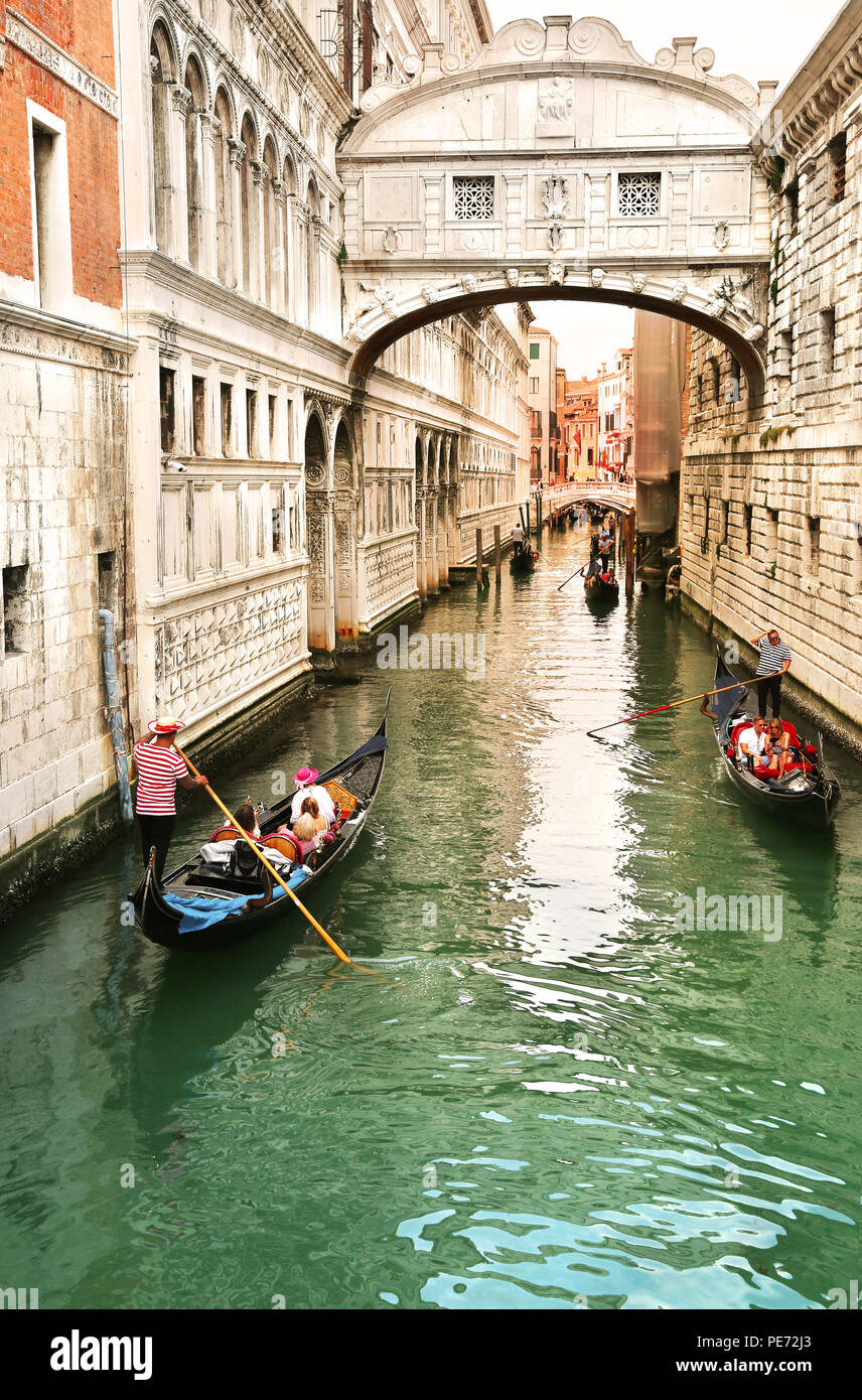 Venedig, Italien, Jun 8, 2018: Blick auf die Seufzerbrücke mit Gondolieri Touristen tragen in ihren Gondeln in Venedig, Italien bei Sonnenuntergang Stockfoto