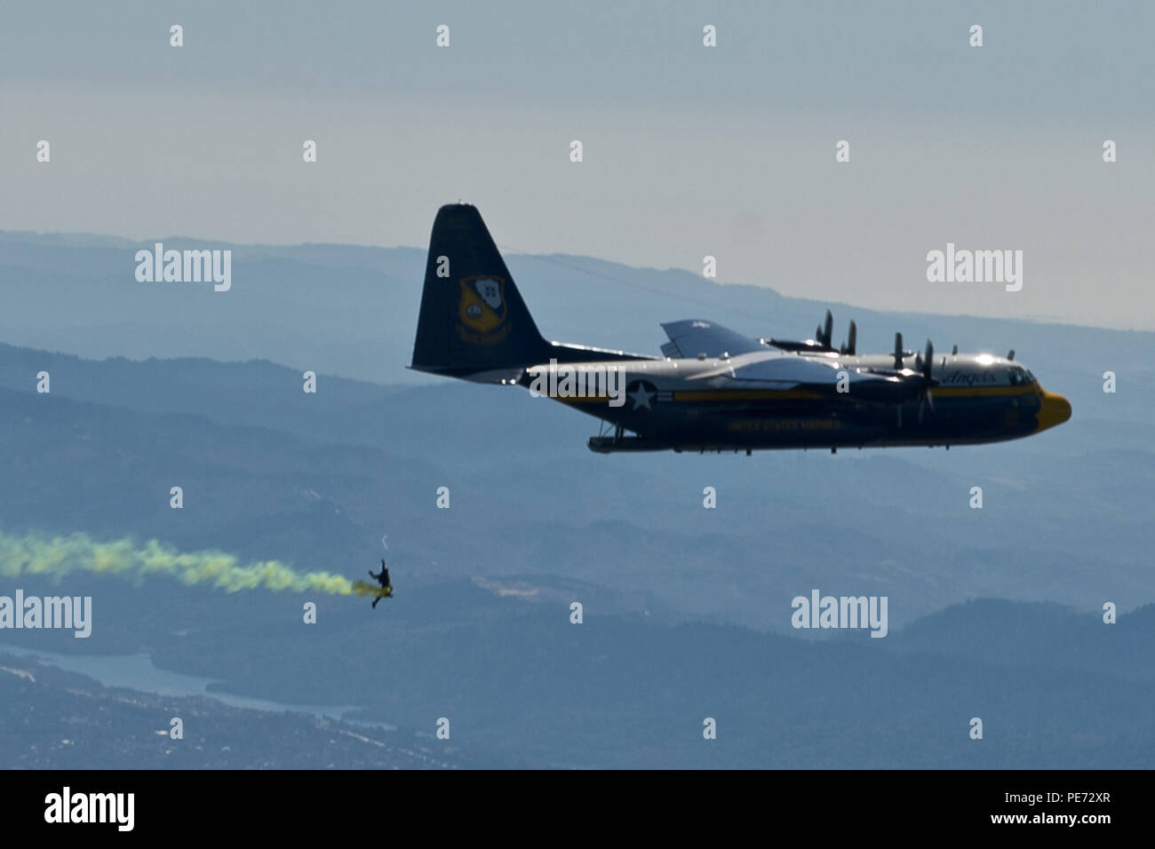 SAN FRANCISCO (Okt. 2010) 9, 2015) der US-Navy Flight Demonstration Squadron, die Blue Angels C-130, liebevoll bekannt als "Fat Albert" mit der US-Navy Leap Frogs während des San Francisco Fleet Week führt. Der Blaue Engel sind geplant 68 Demonstrationen an 35 Standorten in den USA im Jahr 2015 durchzuführen. (U.S. Marine Foto von Mass Communication Specialist 2. Klasse Kathryn E. Holm/Freigegeben) Stockfoto