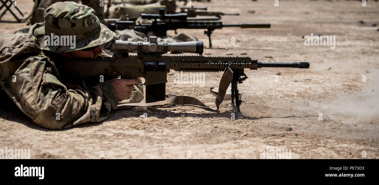 Scout Sniper Team Marksman, Teil der Recon Platoon Bravo Company, 2.BATAILLON, 124 Infanterie Regiment, 53 Brigade Combat Team, Florida Army National Guard Feuer die M110 semi-automatischen Sniper-Gewehr an verschiedenen Entfernung Ziele, von 150 bis 1200 Metern bei einem Feuer große Reichweite Treffsicherheit Ausbildung und Qualifizierung Kurs an der Arta Training Strecke in Dschibuti, Oct 14, 2015 reichen. Der SST ist eine unterstützende Einheit im Osten Afrika Response Force, eine schnelle Eingreiftruppe für Blindbewerbungen innerhalb der US Africa Command Verantwortungsbereich zu reagieren. ( Stockfoto