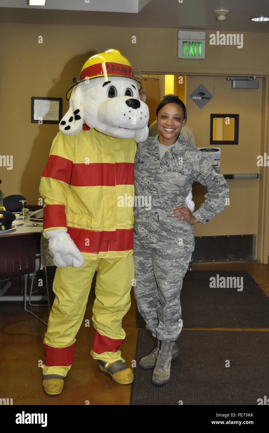 Sparky das Feuer Hund besucht die 152 Airlift Wing Samstag, 17. Er war Gruß hungrig Flieger im Speisesaal zu Mittag, das Wort auf Brand Awareness und Austeilen Brandschutz Utensilien. Tech. Sgt. Tatiana Collins, der die 152 Force Support Squadron, und Sparky pausiert für ein Foto op. (Foto von Master Sgt. Paula Macomber, 152 Airlift Wing Public Affairs/freigegeben) Stockfoto