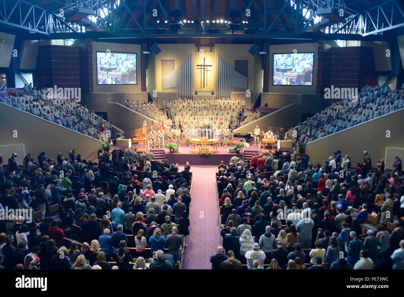 Familien und Freunde der Soldaten des 1.BATAILLON, 182 Field Artillery Regiment, Michigan National Guard, Sammeln in der Stiftshütte Missionarsbaptist-kirche in Detroit für die abschiedszeremonie der Einheit, Okt. 17, 2015. Die 1-182 nd FA bereitstellen für die Vereinigten Arabischen Emirate ist zur Unterstützung der Operation Spartan Schild. Die Einheit die Schulung mit UAE und jordanischen militärische Einheiten, die mit Hilfe der High Mobility Artillery Rocket System (HiMARS). (U.S. Army National Guard Foto: Staff Sgt. Kimberly Bratic/Freigegeben) Stockfoto