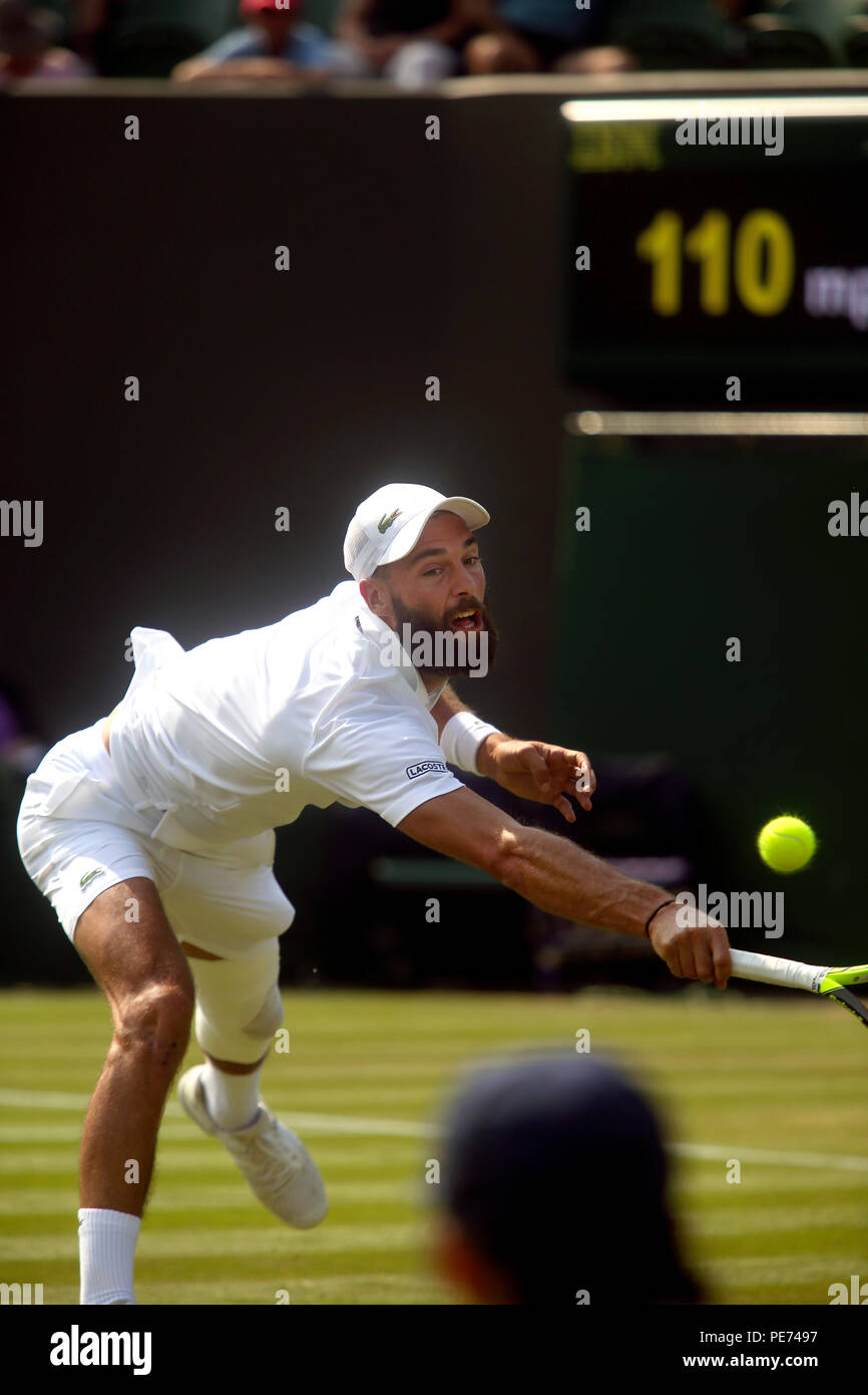 London, England - Juli 5, 2018. Wimbledon Tennis: Frankreichs Benoit Paire Reichweiten für einen Volley gegen Kanadas Denis Shapovalov heute während der zweiten Runde Tätigkeit in Wimbledon. Stockfoto