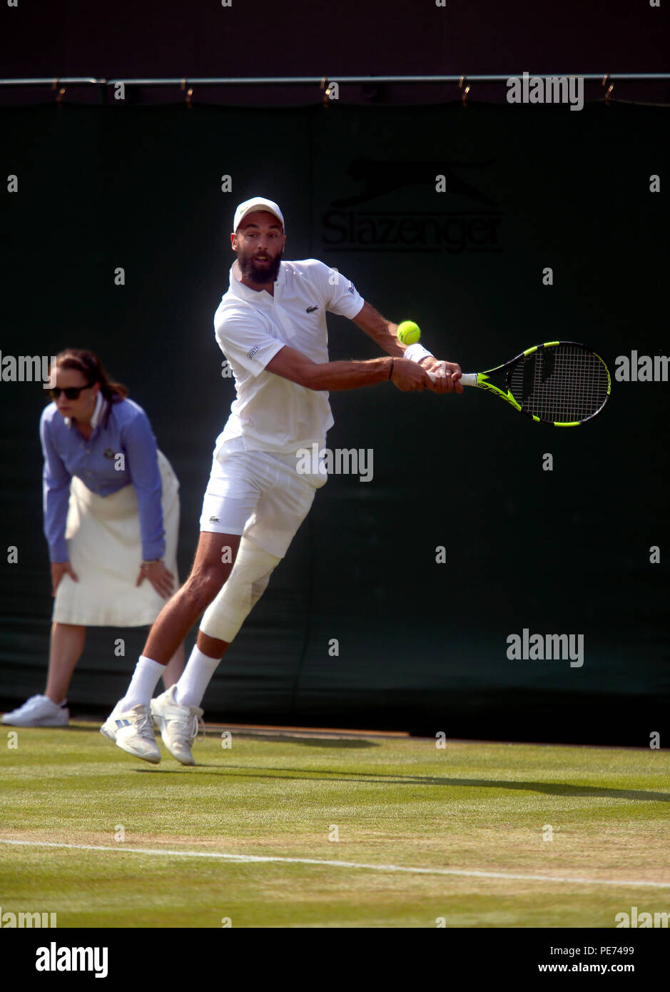 London, England - Juli 5, 2018. Wimbledon Tennis: Frankreichs Benoit Paire in Aktion gegen Kanadas Denis Shapovalov während der zweiten Runde Tätigkeit bei Wimbledon heute. Stockfoto