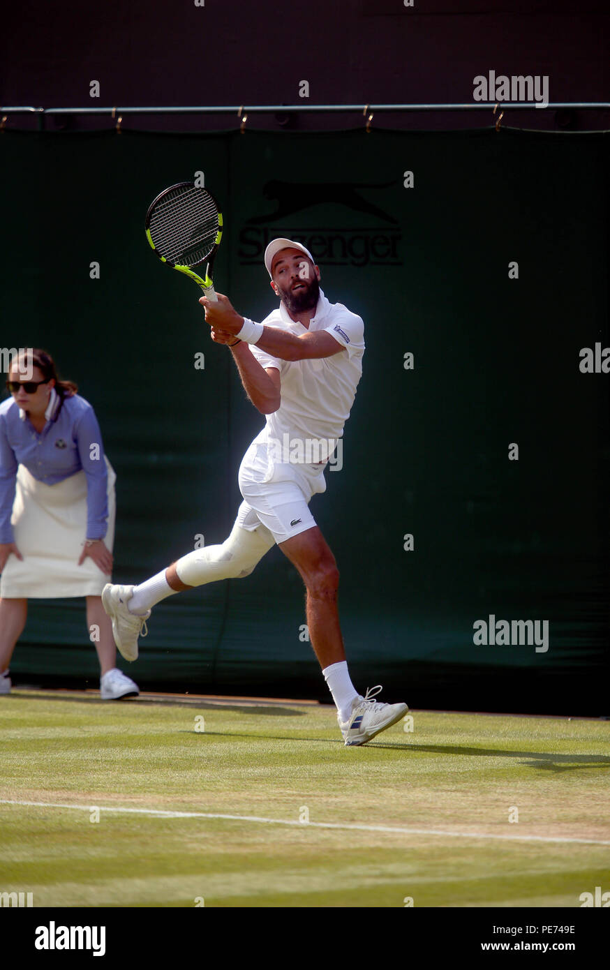 London, England - Juli 5, 2018. Wimbledon Tennis: Frankreichs Benoit Paire in Aktion gegen Kanadas Denis Shapovalov während der zweiten Runde Tätigkeit bei Wimbledon heute. Stockfoto