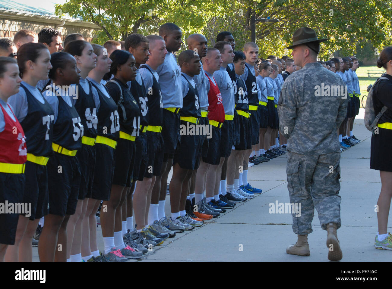 Rekruten erhalten vor Beginn der Armee körperliche Fitness Test durch Maryland Army National Guard Sgt informiert. 1. Klasse Kevin McCluskey, ein Drill Sergeant mit einer Firma, Recruiting und Retention Bataillon an Aberdeen Proving Ground, Edgewood, Md., Okt. 17. Der RSP Züge Rekruten physisch und psychisch für die Ersterfassung Ausbildung bereit zu sein. (Foto: Staff Sgt. Aimee Fujikawa, 29 Mobile Public Affairs Abteilung) Stockfoto