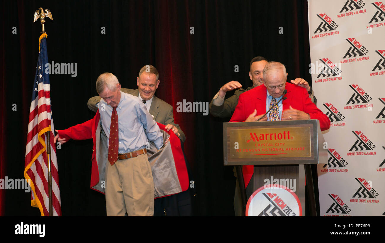 Braun (links) und Alfred Richmond (rechts) erhalten ihre "Groundpounder" Mäntel für die Teilnahme an allen 40 Marine Corps Marathon während des Marine Corps Hall of Fame Abendessen und die Zeremonie an der Hyatt Regency Reagan National Airport in Crystal City, Virginia, 23. Okt. 2015. Neben Richmond und Braun ihre Küste empfangen, Nachrichten Anker Chas Henry und Olympian Jeff Galloway wurden in das Marine Corps Marathon Hall of Fame am Abendessen und Einzelpersonen eingesetzt wurden der Titel "Botschafter" verliehen. Stockfoto
