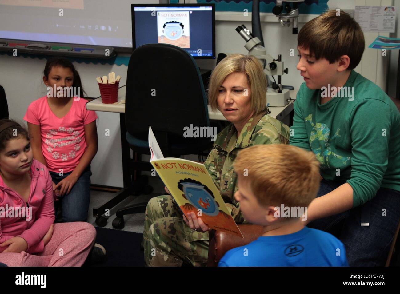 Oberst Michelle M.T. Letcher, Kommandeur der 16 Sustainment Brigade, liest "Nicht Norman: ein goldfisch Geschichte" von Kelly Bennett zum fünften Klasse ihres Sohnes Okt. 22 bei Smith Grundschule als Teil der Jumpstart" Lesen für die Aufzeichnung, "eine jährliche Kampagne von Anfang Lernen durch Lesen das gleiche Buch für Studenten auf der ganzen Welt am gleichen Tag zu unterstützen und den Prozess, das Brechen der Rekord des Vorjahres. Knight's Brigade Soldaten freiwillig zu lesen und auch gelernt, mehr über die Möglichkeiten, mit der Schule und der Gemeinschaft zu beteiligen. (U.S. Armee Foto von 1 Lt. Hannah Morgan, 16. Erhaltung Stockfoto