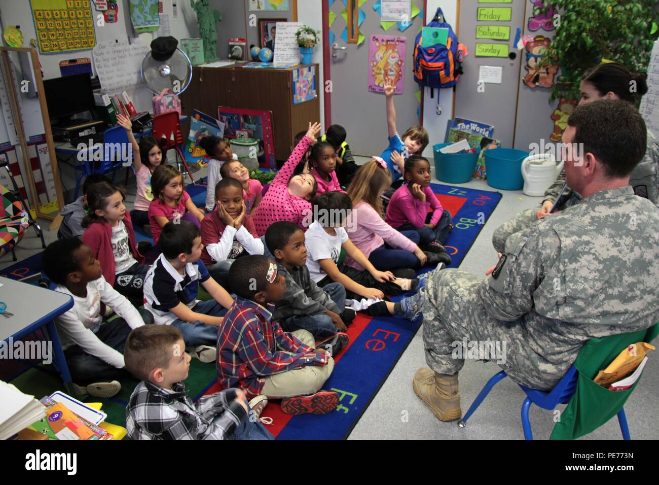 Freiwillige aus dem 16 Sustainment Brigade lesen zu einer ersten Klasse Okt. 22 bei Smith Grundschule als Teil der Jumpstart" Lesen für die Aufzeichnung, "eine jährliche Kampagne von Anfang Lernen durch Lesen das gleiche Buch für Studenten auf der ganzen Welt am gleichen Tag zu unterstützen und den Prozess, das Brechen der Rekord des Vorjahres. Knight's Brigade Soldaten freiwillig zu lesen und auch gelernt, mehr über die Möglichkeiten, mit der Schule und der Gemeinschaft zu beteiligen. (U.S. Armee Foto von 1 Lt. Hannah Morgan, 16 Sustainment Brigade Public Affairs) Stockfoto