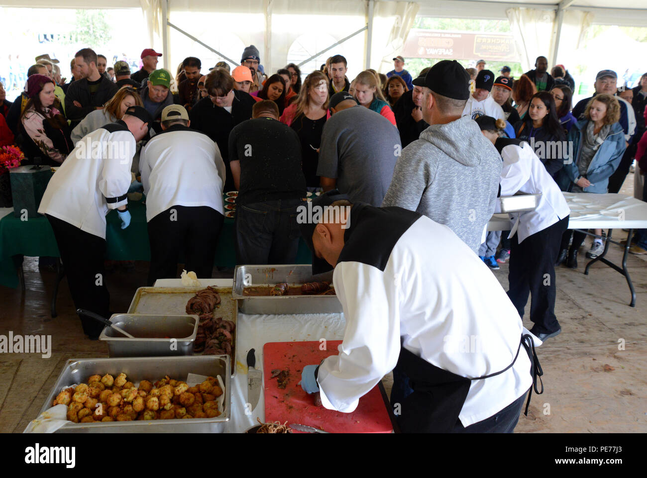 Die gemeinsame Basis Elmendorf-Richardson kulinarische Team stellen, die etwa 300 Probenehmer für die Masse an der Alaska State Fair Rindfleisch Showdown 2015, Sept. 6. Mehr als 1.300 Menschen kamen, um die Alaska Glacier Produkte Events Zelt als die drei konkurrierenden Teams gekocht, gebraten, frittiert und Roastbeef, Bügeleisen und Flank Steak auf die Richter und viele Passanten. (U.S. Air Force Foto/Airman 1st Class Christopher R. Morales) Stockfoto