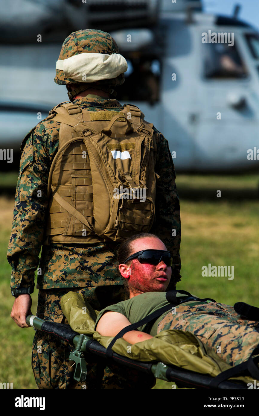 Lance CPL Kelcey E. Kelly erfolgt nach handeln als simulierte improvisierten Sprengkörpern Opfer während blaue Chromit 2016, um zentrale Trainingsbereich, Okinawa, Japan, 29. Oktober 2015 an Bord ein CH-53E Super Stallion. Der Schock-Trauma-Zug durchgeführt die Soforthilfe nach mass Casualty Szenario aufgetreten. Blaue Chromit ist eine groß angelegte amphibische Übung, die in erster Linie III Marine Expeditionary Force Lehr-und Lernmaterialien auf Okinawa ansaugt. Die Lage des Trainings ermöglicht teilnehmenden Einheiten, um einer Körperhaltung nach vorn eingesetzt und eliminiert die Kosten für Reisen, um zu trainieren. Kel Stockfoto