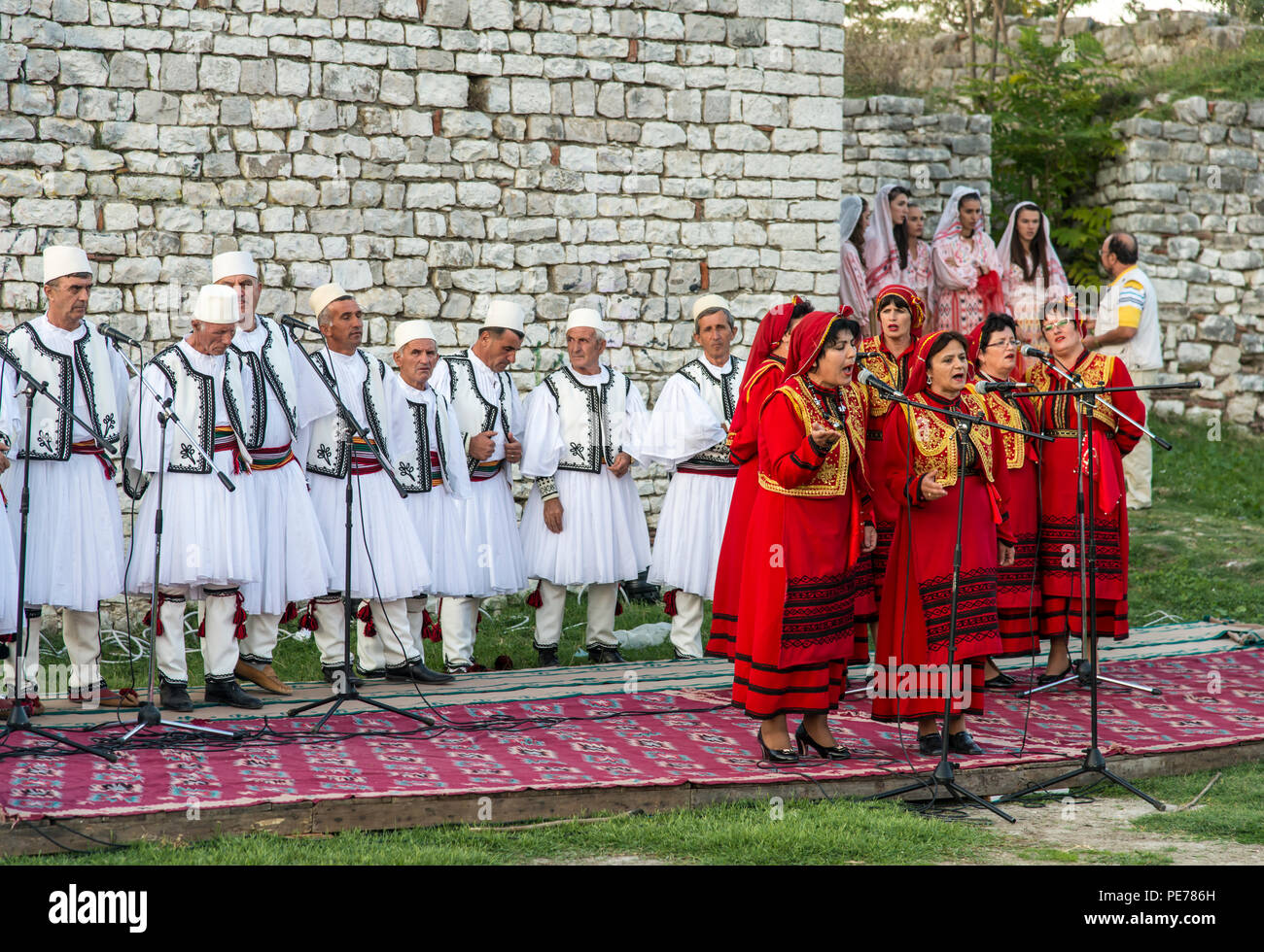 Traditionelle kleidung albaniens -Fotos und -Bildmaterial in hoher ...