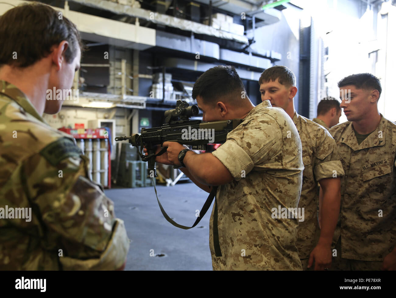 Eine königliche Marine mit 45 Commando Royal Marines lehrt die