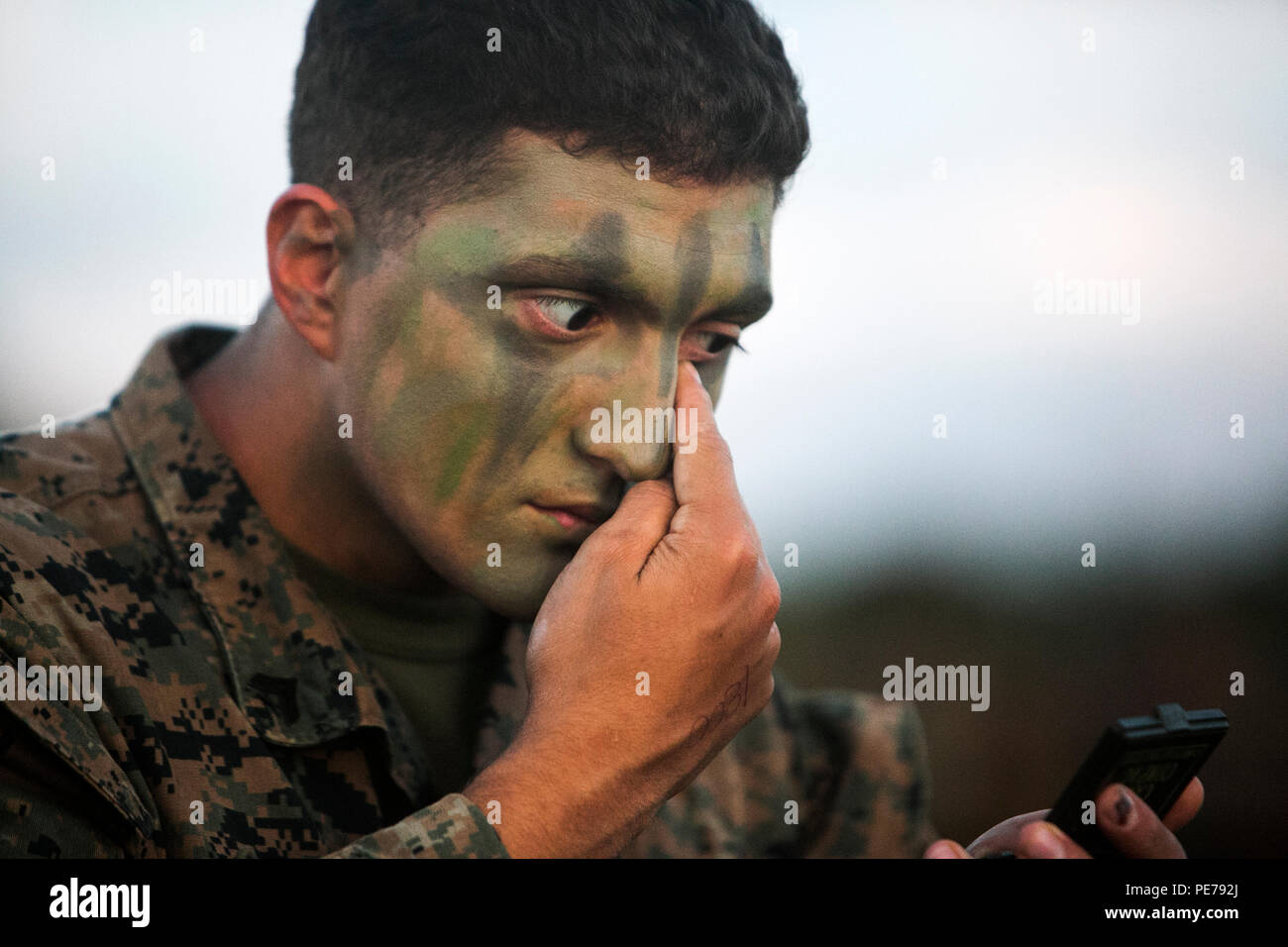 Cpl. Michael B. Wheeler, von Buffalo, New York, gilt camouflage Farbe auf Lager Hansen, Okinawa, Japan, während der Vorbereitung für ein regimental Air Assault während Blau Chromit 2016, Okt. 31, 2015. Blau Chromit ist eine groß angelegte amphibische Übung, vor allem die von III Marine Expeditionary Force Training Ressourcen auf Okinawa zeichnet. Die Lage der Ausbildung ermöglicht teilnehmenden Einheiten eine Vorwärts-bereitgestellt Lage beizubehalten und eliminiert die Kosten für Reisen zu trainieren. Wheeler ist eine Maschine gunner mit 1St Battalion, 2nd Marine Regiment, 2nd Marine Division, II MEF, die derzeit unter der Komma Stockfoto