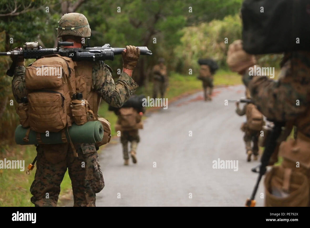 Marines Patrouille durch den Jungle Warfare Training Center auf Okinawa, Japan, als Teil eines Regiments Air Assault während Blau Chromit 2016, Okt. 31, 2015. Blau Chromit ist eine groß angelegte amphibische Übung, vor allem die von III Marine Expeditionary Force Training Ressourcen auf Okinawa zeichnet. Die Lage der Ausbildung ermöglicht teilnehmenden Einheiten eine Vorwärts-bereitgestellt Lage beizubehalten und eliminiert die Kosten für Reisen zu trainieren. Die Marines sind mit 1St Battalion, 2nd Marine Regiment, 2nd Marine Division, II MEF, derzeit unter dem Kommando von 4Th Marines, 3 MarDiv, III MEF. (U.S. Marin Stockfoto