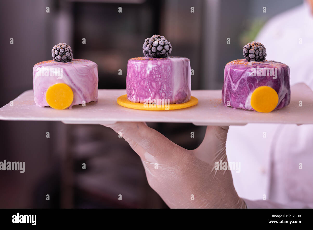 Drei Schokolade Kuchen mit blaubeere Spiegel Vereisung Stockfoto