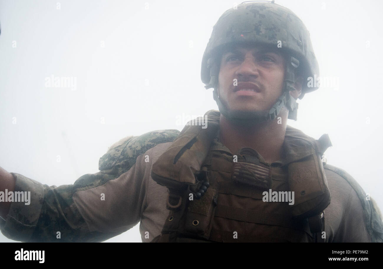 151030-N-CJ 186-447 arabischen Golf (Okt. 2010) 30, 2015) Riverine Befehl boot (RCB) 805 Der corpsmen, Hospital Corpsmen 2. Klasse Adrian Blackman, zum Kommandanten, Task Group (CTG) 56.7, eine Brandwache während der patrouille in den Persischen Golf steht zugeordnet. RCBs wurden ursprünglich in flachen verwendet - Wasser und tropischen Umgebungen. In den USA 5 Flotte, der diese Boote für offene umgewidmet worden sind - Sea Patrol. CTG 56,7 führt Maritime Security Operations die Freizügigkeit der strategische Transport- und Marineschiffe, die in den Küstengewässern Gebieten der USA 5 Flotte Bereich der ope zu gewährleisten Stockfoto