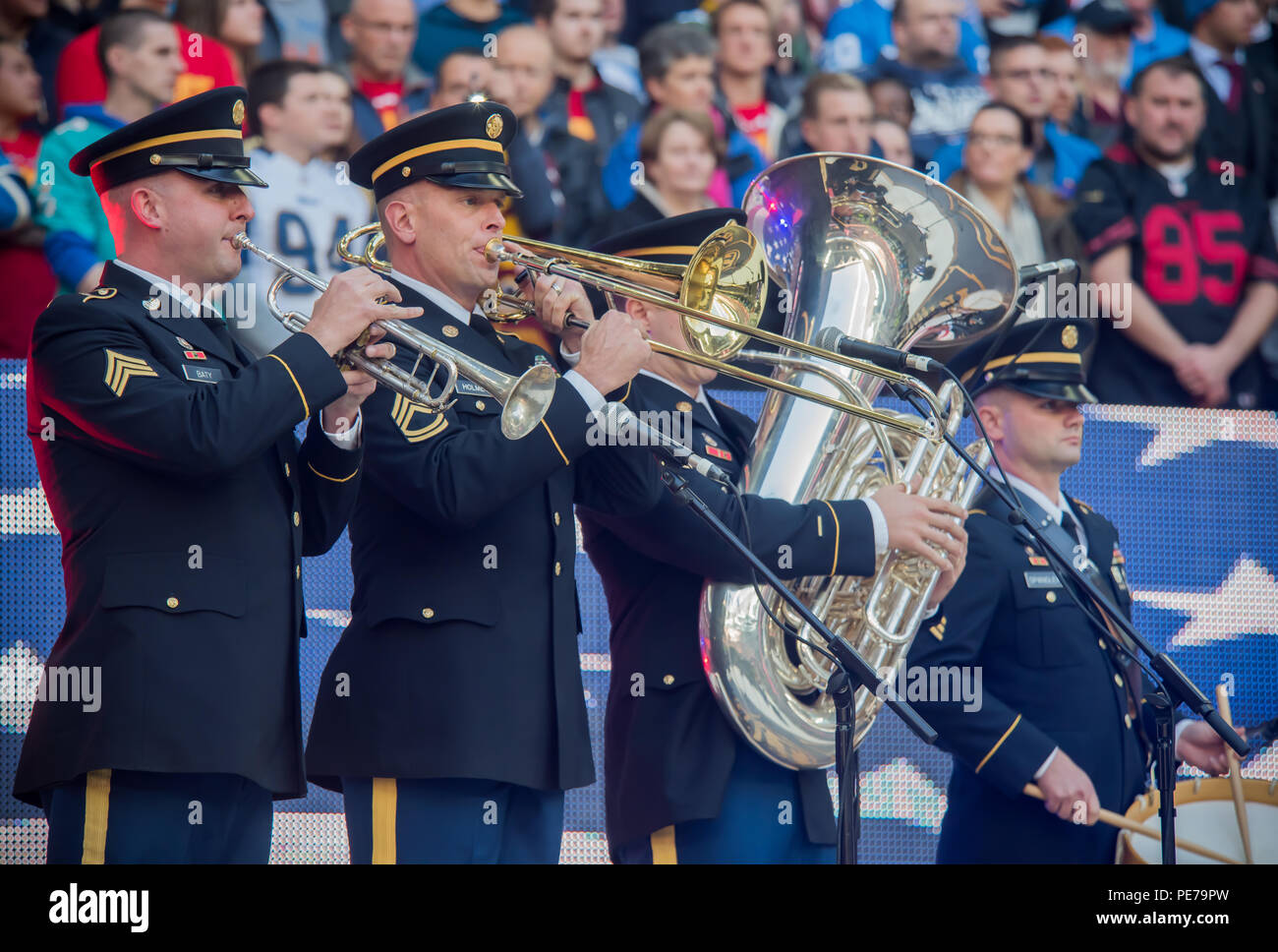 Us-Army Europe Band und Chor Mitglieder durch eine Masse von mehr als 83.000 vor dem NFL International Series Spiel in London, November 1, 2015. Die usareur Band & Chor führt mehr als 200 Missionen jedes Jahr, und hat sich in mehr als 20 europäischen, nahöstlichen und nordafrikanischen Länder in den letzten zehn Jahren erschien. (U.S. Air Force Foto/Senior Airman Trevor T. McBride/Freigegeben) Stockfoto