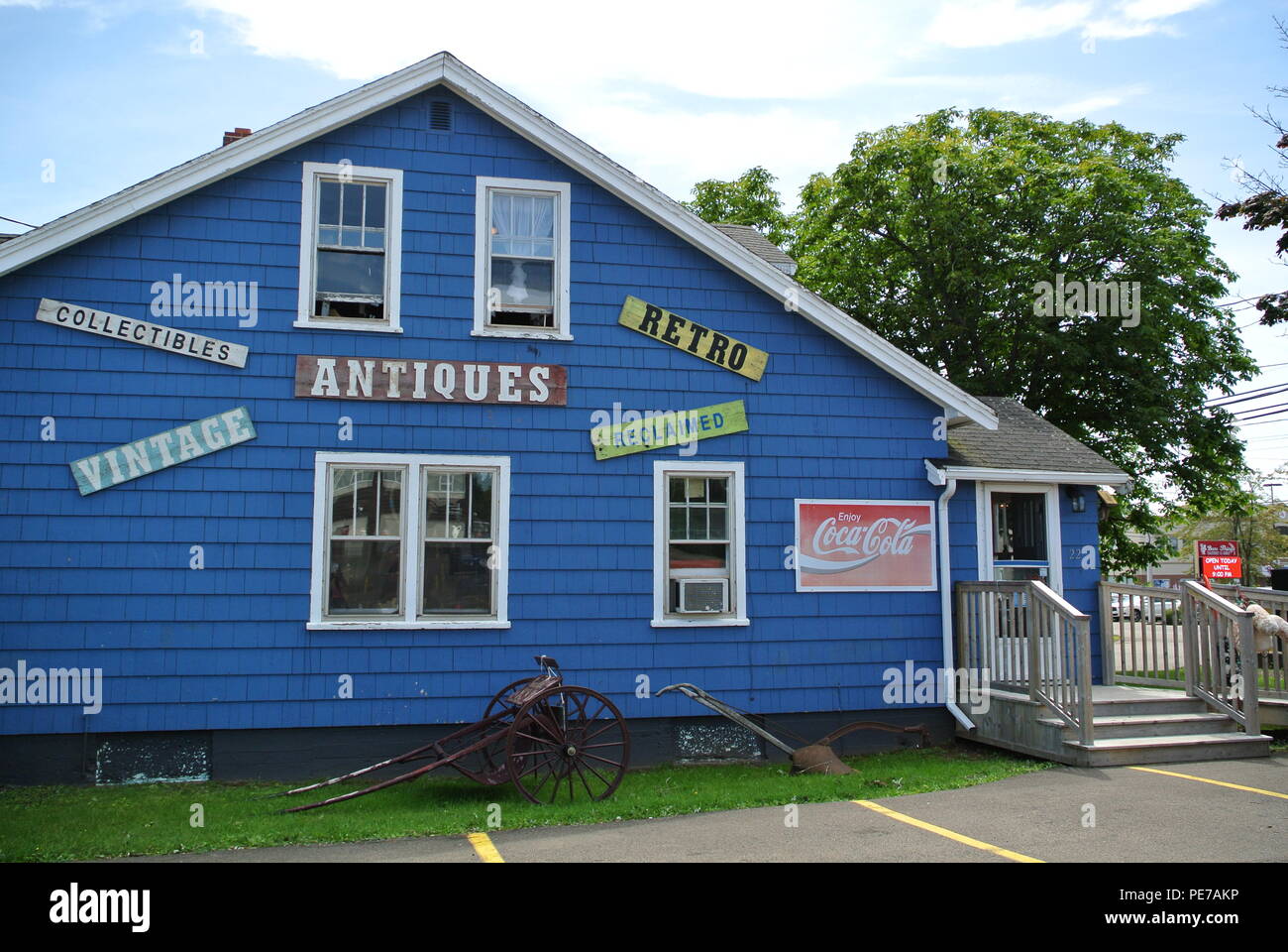 Fassade und das Zeichen für eine blaue Antiquitätenladen an einem sonnigen Tag im Sommer, Charlottetown, Prince Edward Island, Kanada Stockfoto