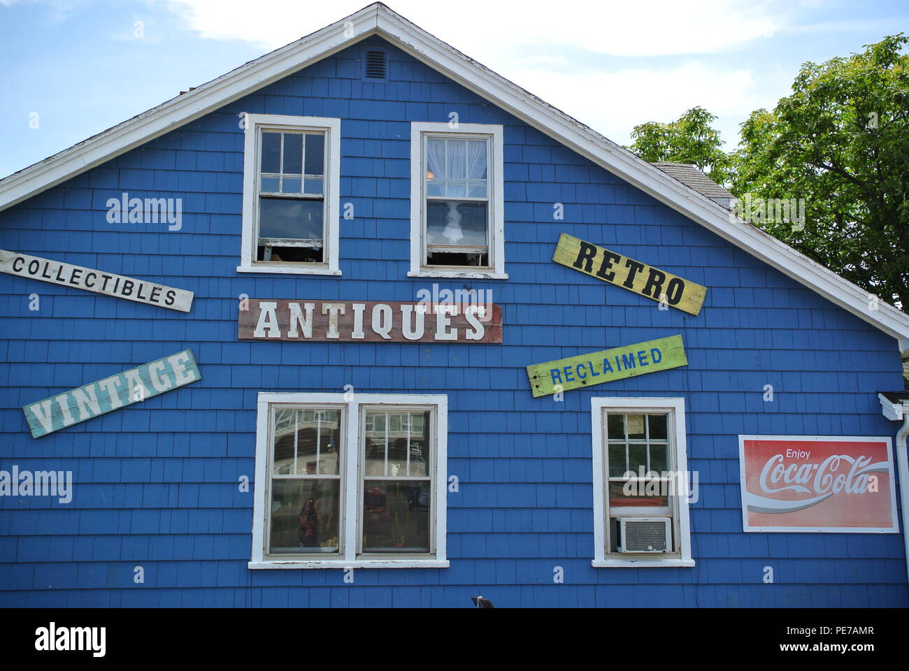 Fassade und das Zeichen für eine blaue Antiquitätenladen an einem sonnigen Tag im Sommer, Charlottetown, Prince Edward Island, Kanada Stockfoto