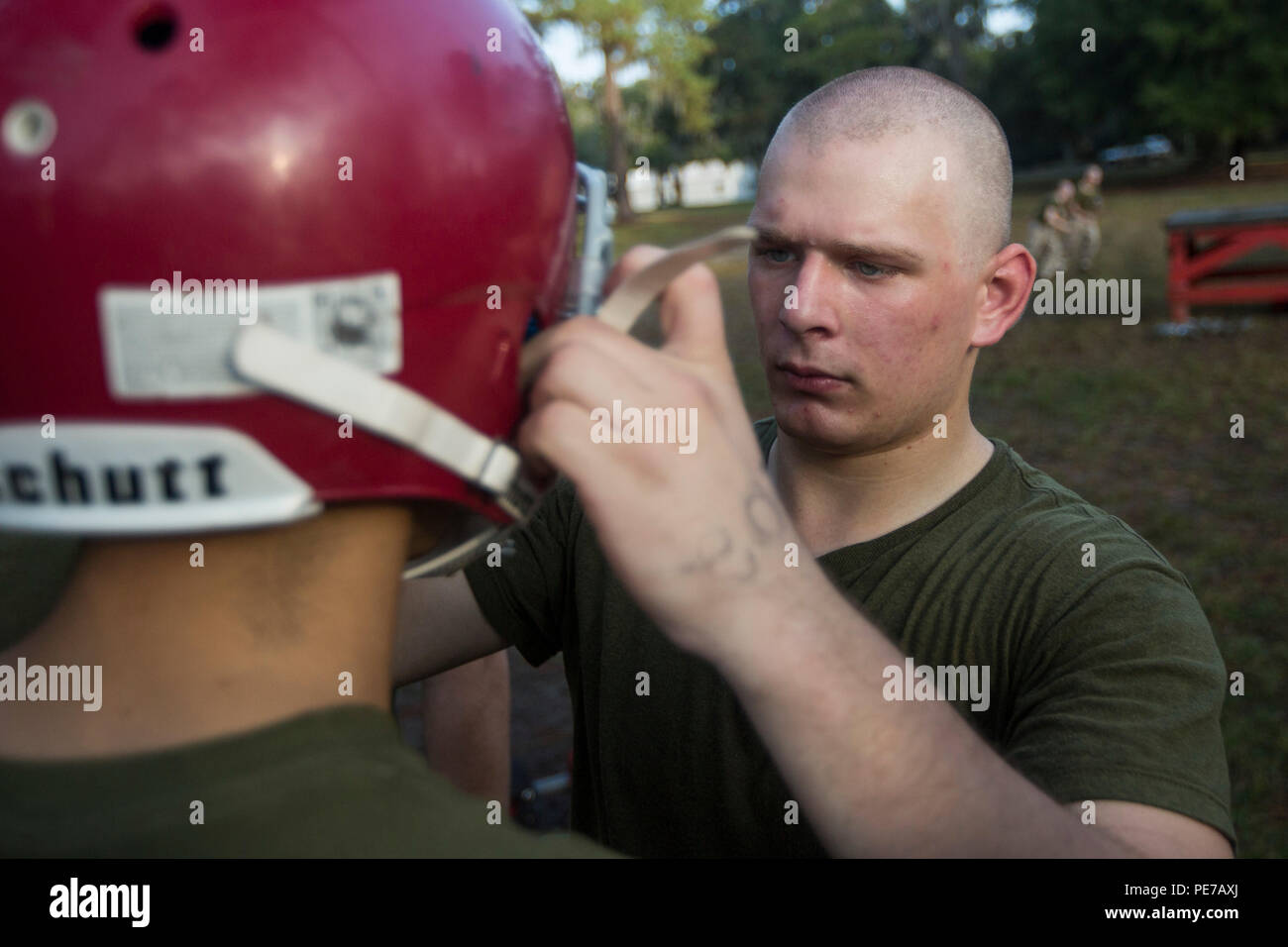 Rct. Caleb T. Hancock, Platoon 1000, Bravo Company, 1. rekrutieren Ausbildung Bataillon, hilft ein Gefährte Rekrut don Fangvorrichtung Nov. 2, 2015, auf Parris Island S.C. Rekruten Sicherheit tragen, wie Helme, Protektoren, flak in der Leistengegend, Jacken, Handschuhe und Mundstücke, um Verletzungen zu verhindern. Hancock, 18, von Elizabethton, Tenn., ist zu graduieren, Jan. 15, 2016 geplant. Parris Island ist der Aufstellungsort des Marine Corps, Ausbildung rekrutieren seit Nov. 1, 1915. Heute, rund 19.000 Rekruten kommen auf Parris Island jährlich für die Chance, United States Marines werden durch dauerhafte 13 Wochen strenge, transfor Stockfoto
