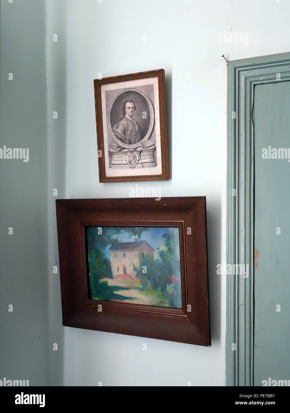 Jahrgang Porträt eines Mannes in Sepia ausdrucken und auch eine Landschaft in Farbe Öle auf einer französischen Haus Innenwand gerahmt Stockfoto