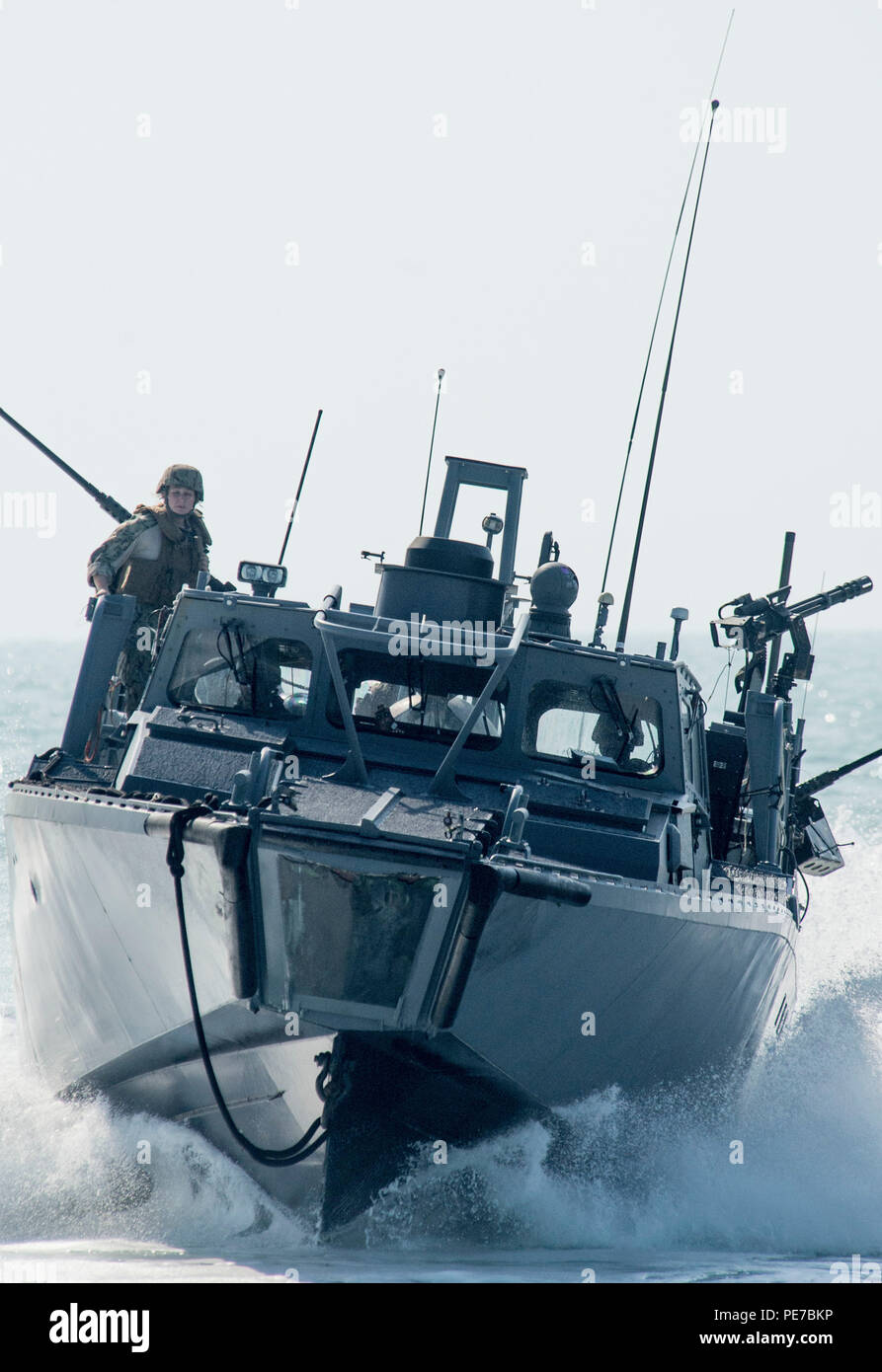 151102-N-CJ 186-099 arabischen Golf (Nov. 2, 2015) Riverine Befehl boot (RCB) 805, Commander, Task Group (CTG) 56.7, Transite durch die Arabischen Golf während Patrol Operationen zugeordnet. RCBs wurden ursprünglich in flachen verwendet - Wasser und tropischen Umgebungen. In den USA 5 Flotte, der diese Boote für offene umgewidmet worden sind - Sea Patrol. CTG 56,7 führt Maritime Security Operations die Freizügigkeit der strategische Transport- und Marineschiffe, die in den Küstengewässern Gebieten der USA 5 Flotte Bereich der Vorgänge sicherzustellen. (U.S. Marine Foto von Massenkommunikation Spezialist Stockfoto