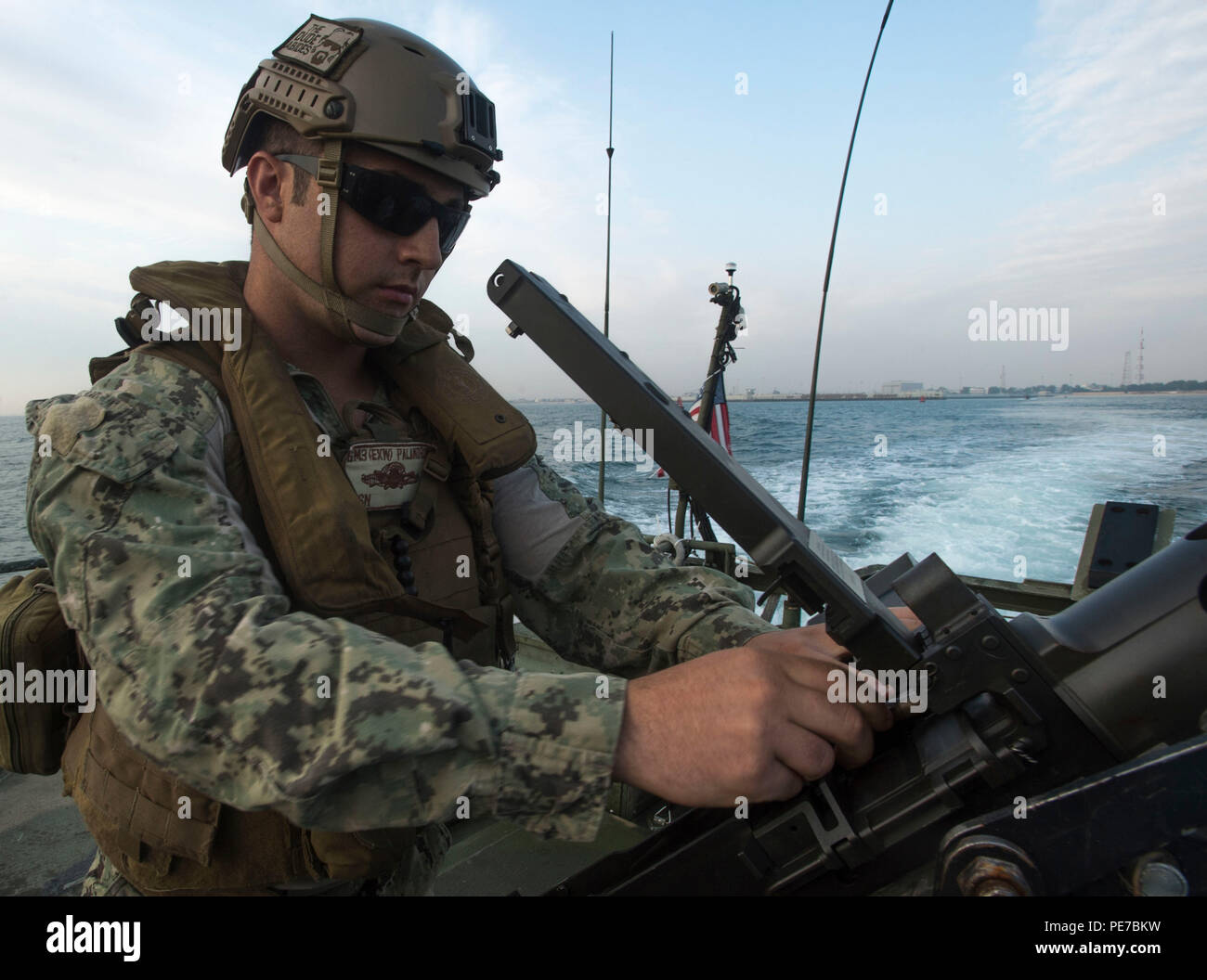 151102-N-CJ 186-311 arabischen Golf (Nov. 2, 2015) die Gunner Mate 3. Klasse Matthew Pallandro, Commander, Task Group (CTG) 56.7 Die Riverine Befehl boot (RCB) 805 zugeordnet, setzt eine Waffe zu Zustand 3 während der patrouille in den Arabischen Golf. RCBs wurden ursprünglich in flachen verwendet - Wasser und tropischen Umgebungen. In den USA 5 Flotte, der diese Boote für offene umgewidmet worden sind - Sea Patrol. CTG 56,7 führt Maritime Security Operations die Freizügigkeit der strategische Transport- und Marineschiffe, die in den Küstengewässern Gebieten der USA 5 Flotte Bereich der o zu gewährleisten Stockfoto