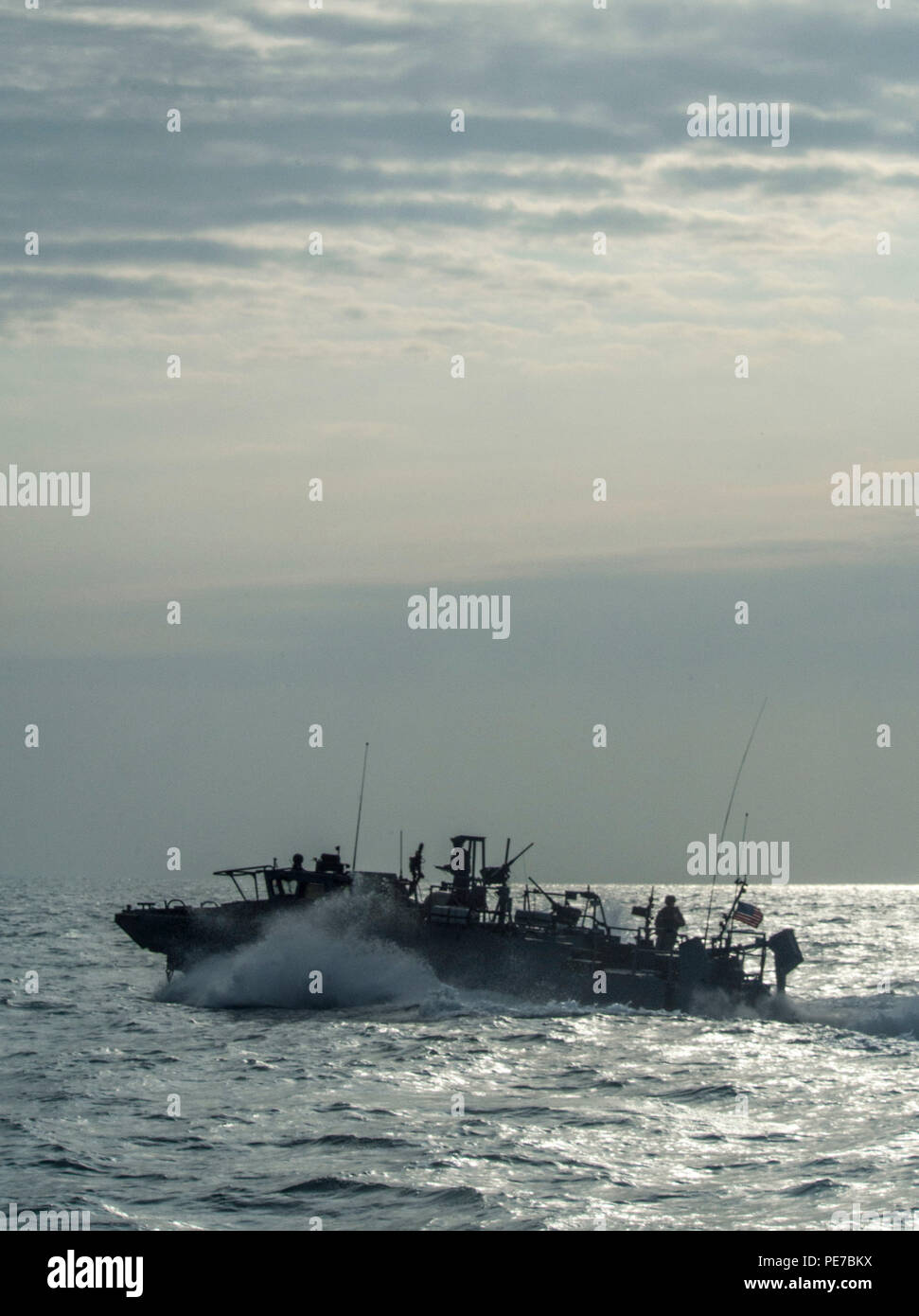 151102-N-CJ 186-562 arabischen Golf (Nov. 2, 2015) Riverine Befehl boot (RCB) 805, Commander, Task Group (CTG) 56.7, Transite durch die Arabischen Golf während Patrol Operationen zugeordnet. RCBs wurden ursprünglich in flachen verwendet - Wasser und tropischen Umgebungen. In den USA 5 Flotte, der diese Boote für offene umgewidmet worden sind - Sea Patrol. CTG 56,7 führt Maritime Security Operations die Freizügigkeit der strategische Transport- und Marineschiffe, die in den Küstengewässern Gebieten der USA 5 Flotte Bereich der Vorgänge sicherzustellen. (U.S. Marine Foto von Massenkommunikation Specialis Stockfoto