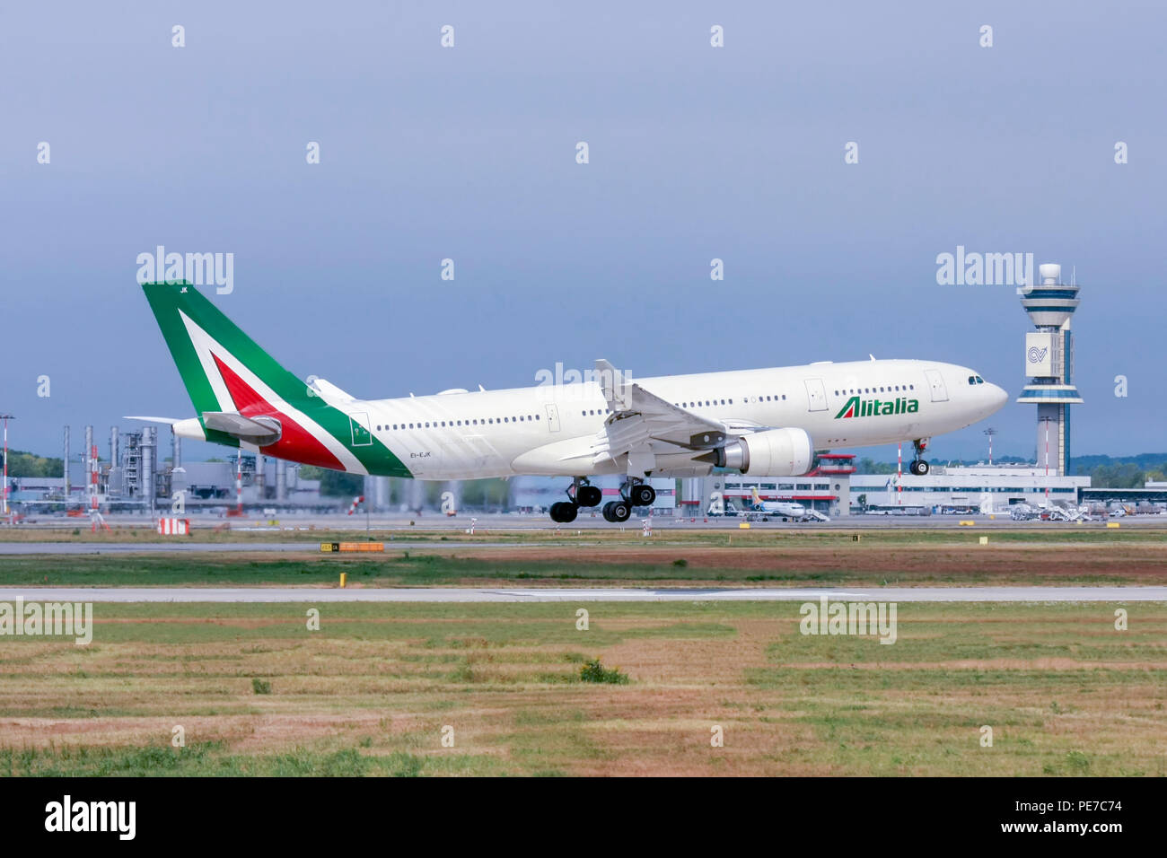 Alitalia Airbus A330-202. Fotografiert am Flughafen Malpensa, Mailand, Italien Stockfoto