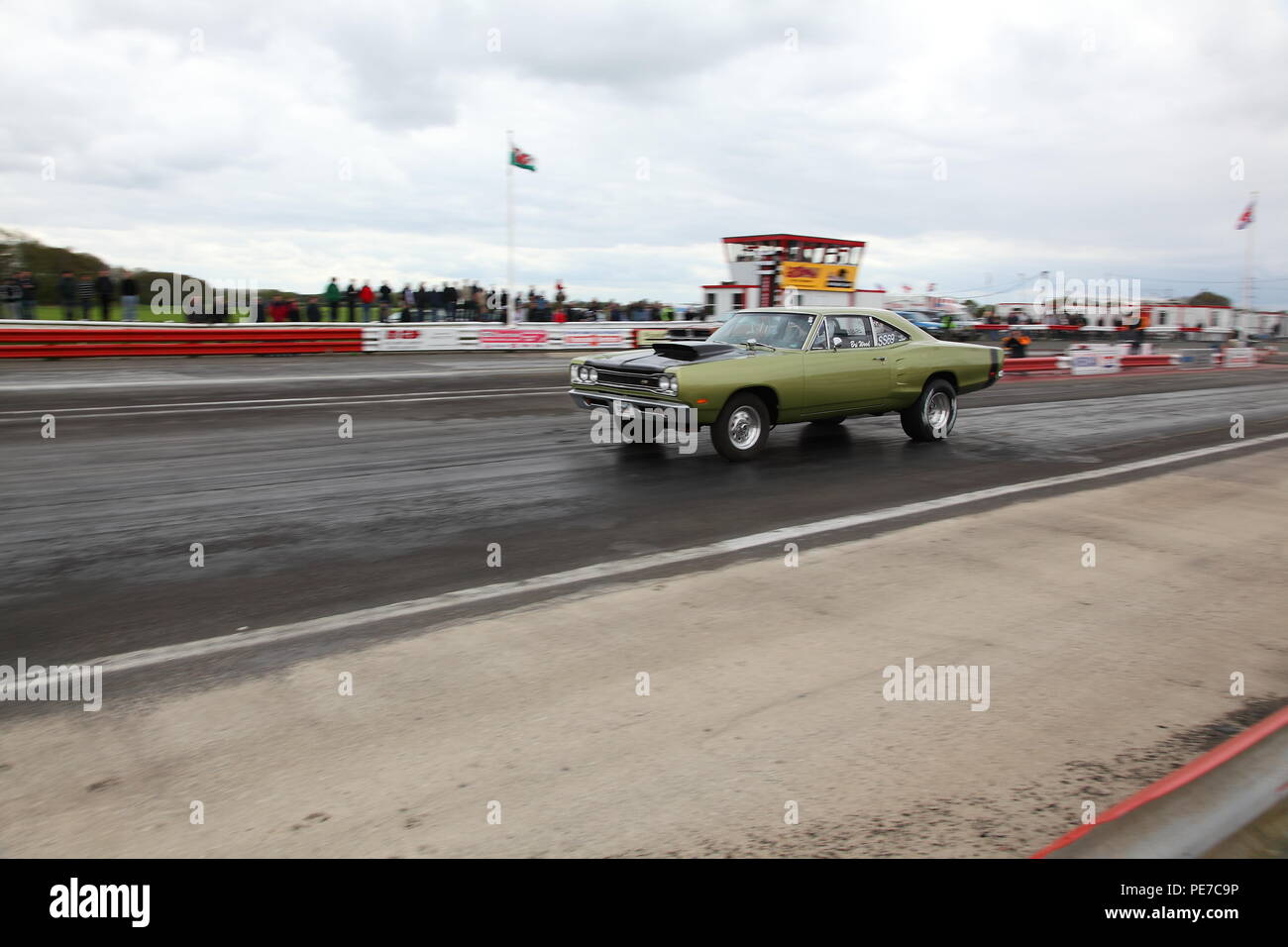 Ein Hot Rod setzt sich auf dem Drag Strip von York Raceway in Melbourne, East Yorkshire Stockfoto