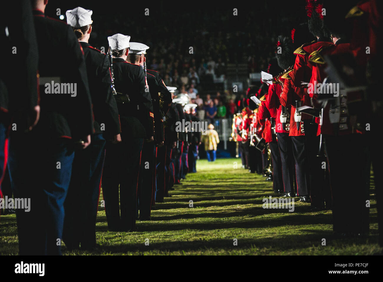 2. Marine Flugzeugflügel Band führt neben anderen Einheiten während einer Messe Leistung an der Bermuda 50th Regiment Tattoo, Okt. 22-24. Die Bermuda Tattoo präsentiert ein erstklassiges Spektakel aus Musik und militärischer Präzision auf dem historischen Gelände der Halten Hof, Royal Naval Dockyard. Künstler aus den Vereinigten Staaten, Großbritannien, Kanada und der Karibik trat der Royal Bermuda Regiment Band und Korps von Drums. (Mit freundlicher Genehmigung von Foto) Stockfoto