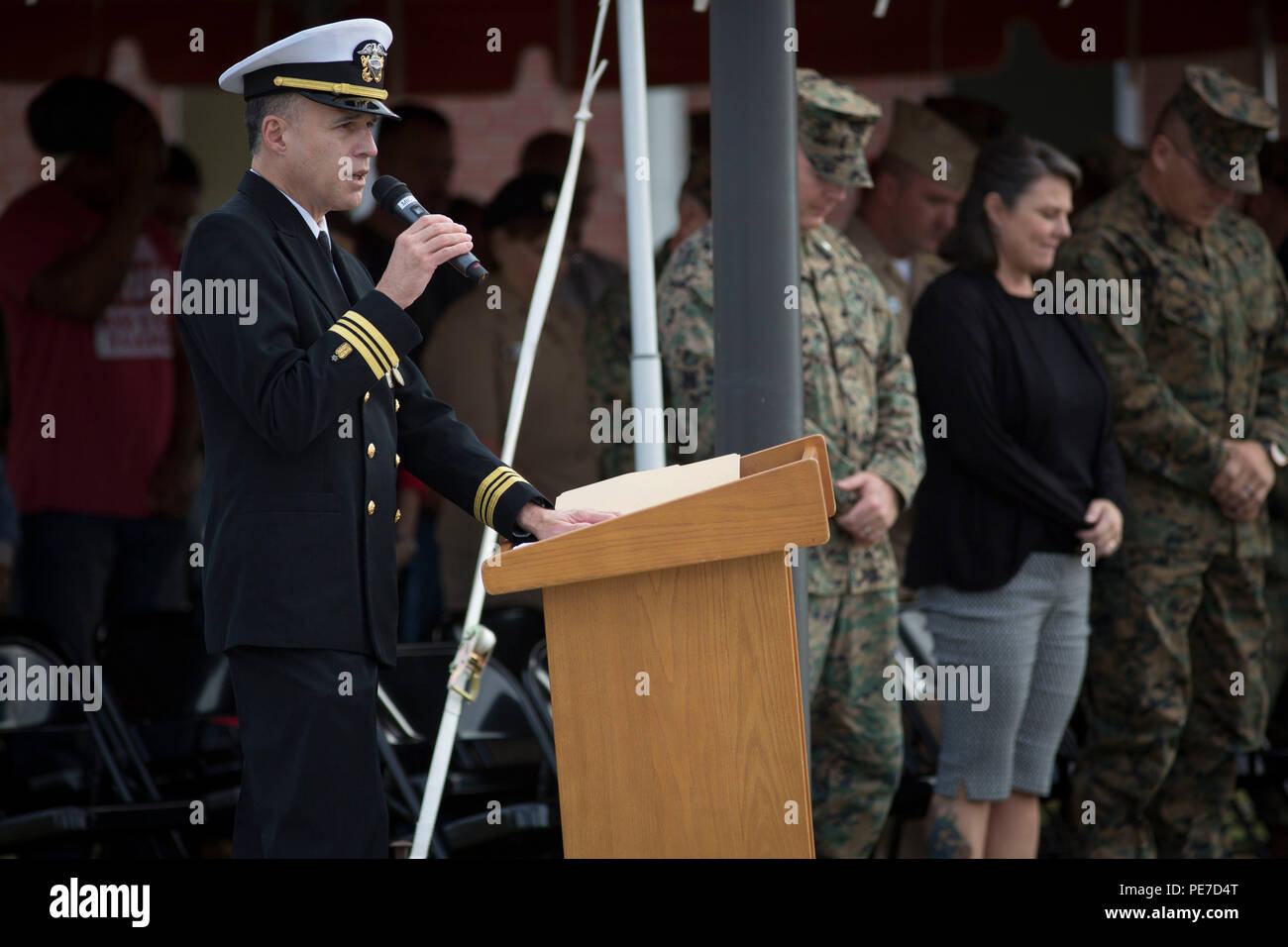 U.S. Navy Chaplain Lt.Cmdr. Neal R. Kreisler, Schule von Infantry-East (SOI-Ost) liefert der Aufruf während der Kuchen schneiden Zeremonie auf Lager Geiger, N.C., Nov. 6, 2015. Marines mit SOI-Ost einen Kuchen schneiden Zeremonie durchgeführt als Teil der Feier zum Gedenken an den 240. Jahrestag der Geburt des United States Marine Corps. (U.S. Marine Corps Foto von SOI-Osten bekämpfen Kamera, Cpl. Andreas Kuppers/Freigegeben) Stockfoto