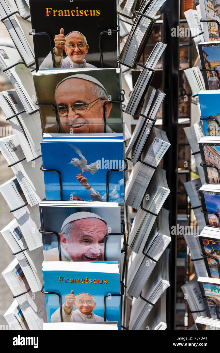 Ein Rack mit Postkarten von Papst Franziskus in Rom, Italien. Stockfoto