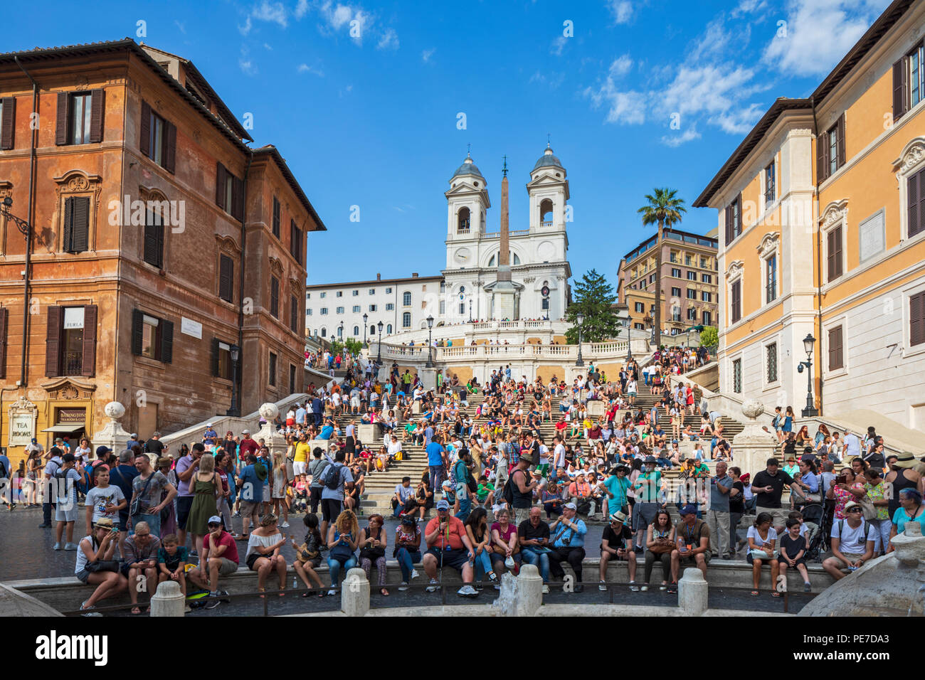 Bunte Massen von Touristen auf die Spanische Treppe, die Piazza di Spagna, Rom, Latium, Italien. Stockfoto