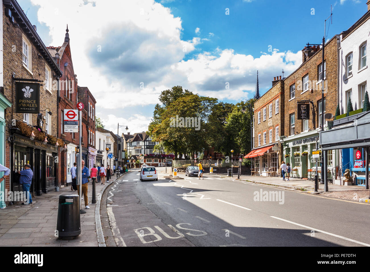 Der Prinz von Wales Pub und Geschäfte im Dorf Highgate, London, UK Stockfoto