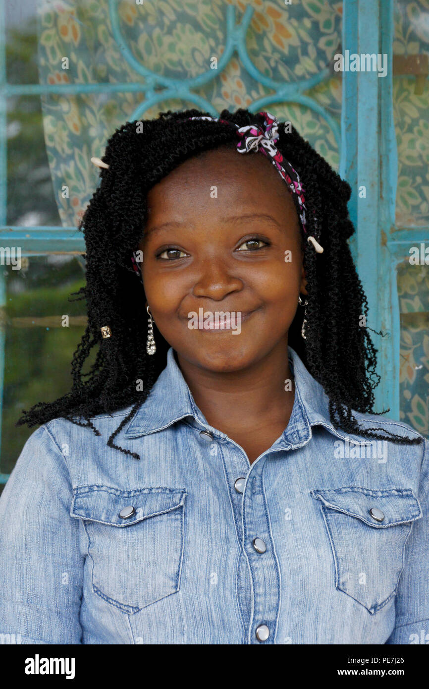 Portrait von jugendlichen Mädchen mit geflochtenem Haar Erweiterungen, Kenia Stockfoto