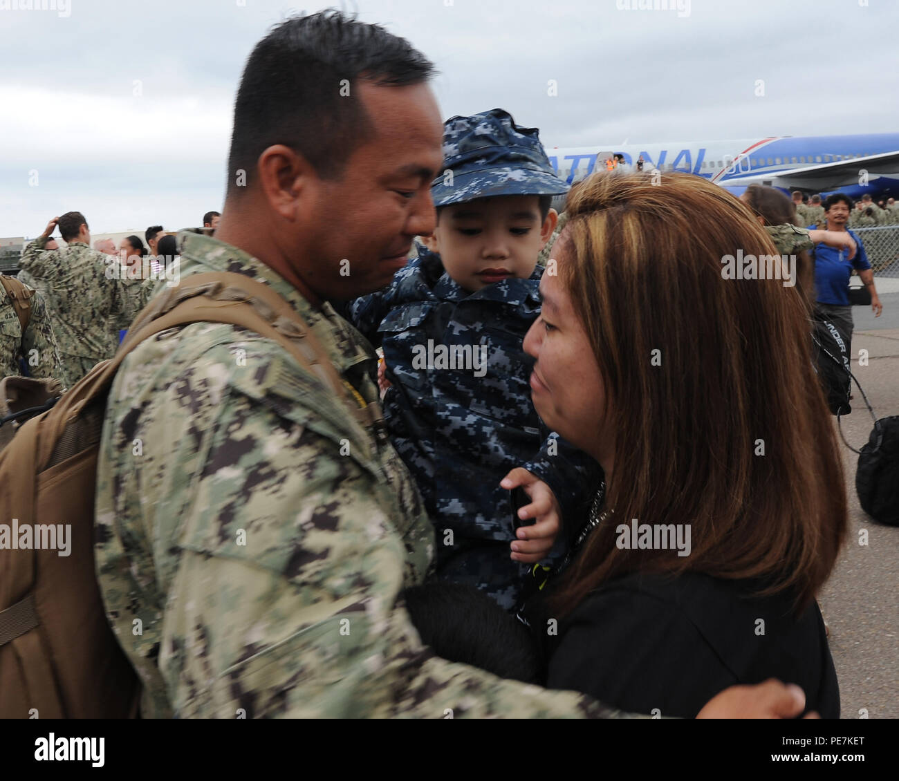 151018-N-OS 584-230 SAN DIEGO, Calif (Okt. 2010) 18, 2015) Master-at-Arms 3. Klasse Roberto Tapiador der Küstengebiete Riverine Squadron (CRS-1) wird von seiner Frau und seinen zwei Söhnen in Naval Air Station North Island nach der Rückkehr von einem sechsmonatigen Einsatz in die USA 5 Flotte Einsatzgebiet begrüßt. Die Coastal riverine Kraft ist eine core Navy Fähigkeit, die Hafen- Sicherheit, hohe Wert Asset Protection und Maritime Security Operations in Küsten- und Binnenschifffahrt. (U.S. Marine Foto von Mass Communication Specialist 1. Klasse Jimmie Crockett/Freigegeben) Stockfoto