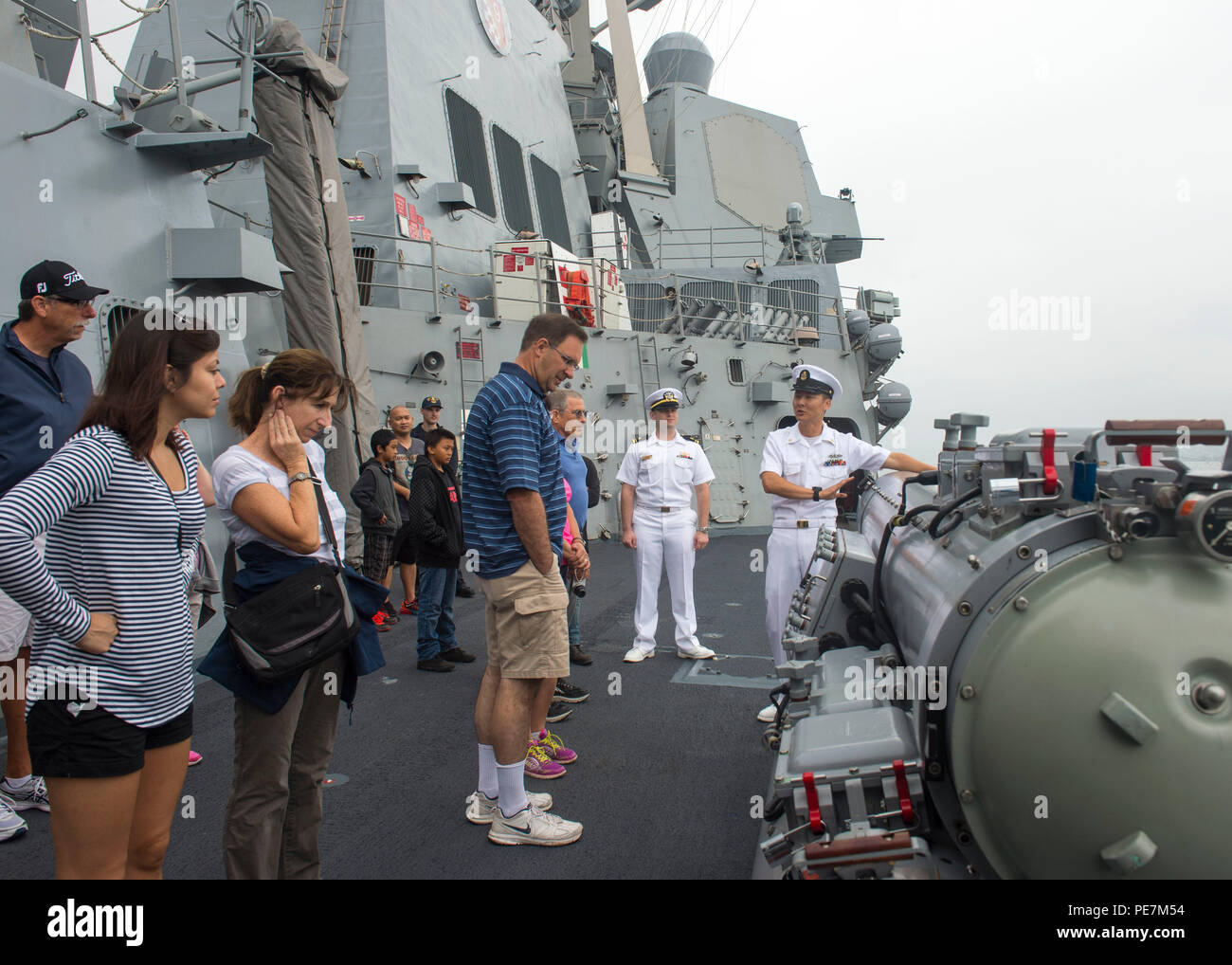 151017-N-GW 139-007 SAN DIEGO (Okt. 2010) 17, 2015) - Besucher genießen Sie eine Tour an Bord der geführte Anti-raketen-Zerstörer USS Shoup (DDG86), nachdem es in der Innenstadt von San Diego. Das Schiff war für die Öffentlichkeit zugänglich für zwei Tage, um Ihnen eine Vorstellung von den Fähigkeiten des geführt-missile Destroyer (DDG) Programm und 240. Geburtstag der Marine feiern. (U.S. Marine Foto von Mass Communication Specialist 3. Klasse Eric Truhe/Freigegeben) Stockfoto