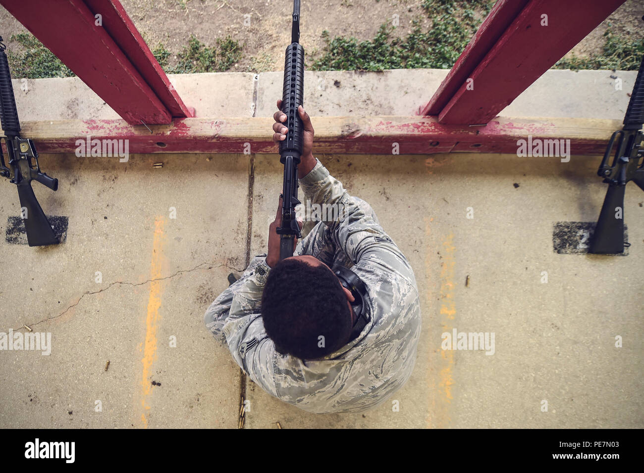 Senior Airman Colville McFee, 3. Bekämpfung der Kamera Squadron bekämpfen Fotojournalist, will an seinem Ziel während der 2015 Grundstufe Exzellenz im Wettbewerb Gewehr am Joint Base San Antonio-Lackland Medina Anhang Schießplatz, Texas, 8. Oktober 2015. Die jährlichen Gewehr Wettbewerb war offen für alle militärischen Service Mitglieder mit etwa 200 Menschen oben unterzeichnen. Die oberen zehn Prozent der Konkurrenten erwarb die Bronze Exzellenz im Wettbewerb Abzeichen, die auf der US-Air Force service Uniform getragen werden kann. (U.S. Air Force Foto von älteren Flieger Taylor Curry/Freigegeben) Stockfoto