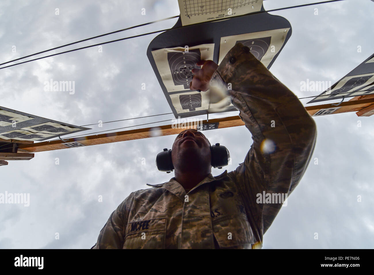 Senior Airman Colville McFee, 3. Bekämpfung der Kamera Squadron bekämpfen Fotojournalist, Kontrollen für Zugriffe auf ein Ziel während der 2015 Grundstufe Exzellenz im Wettbewerb Gewehr am Joint Base San Antonio-Lackland Medina Anhang Schießplatz, Texas, 8. Oktober 2015. Die jährlichen Gewehr Wettbewerb war offen für alle militärischen Service Mitglieder mit etwa 200 Menschen oben unterzeichnen. Die oberen 10 Prozent der Konkurrenten erwarb die Bronze Exzellenz im Wettbewerb Abzeichen, die auf der US-Air Force service Uniform getragen werden kann. (U.S. Air Force Foto von älteren Flieger Taylor Curry/Freigegeben) Stockfoto