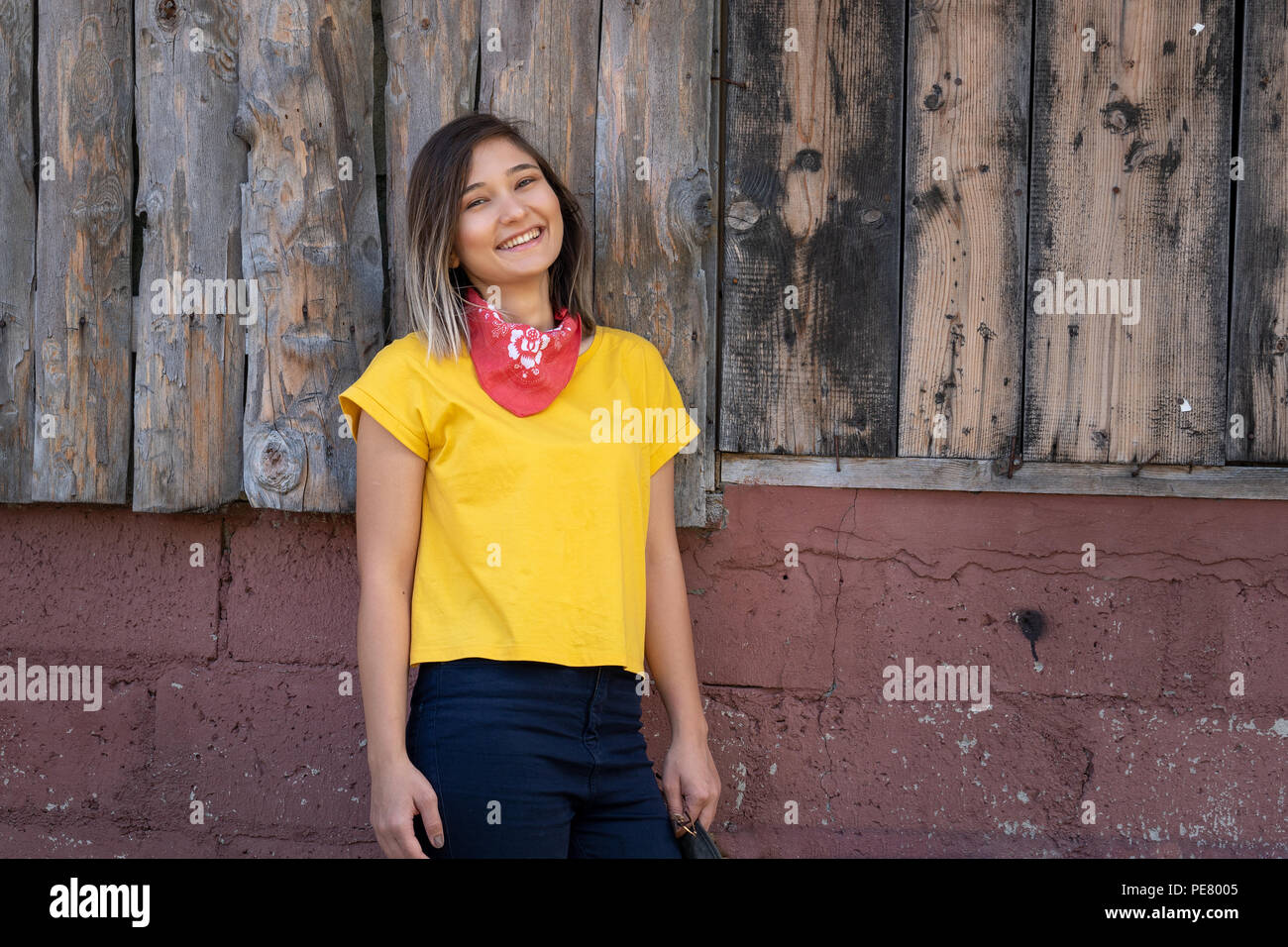 Junge glücklich Frau Porträt mit gelben T-Shirt Stockfoto