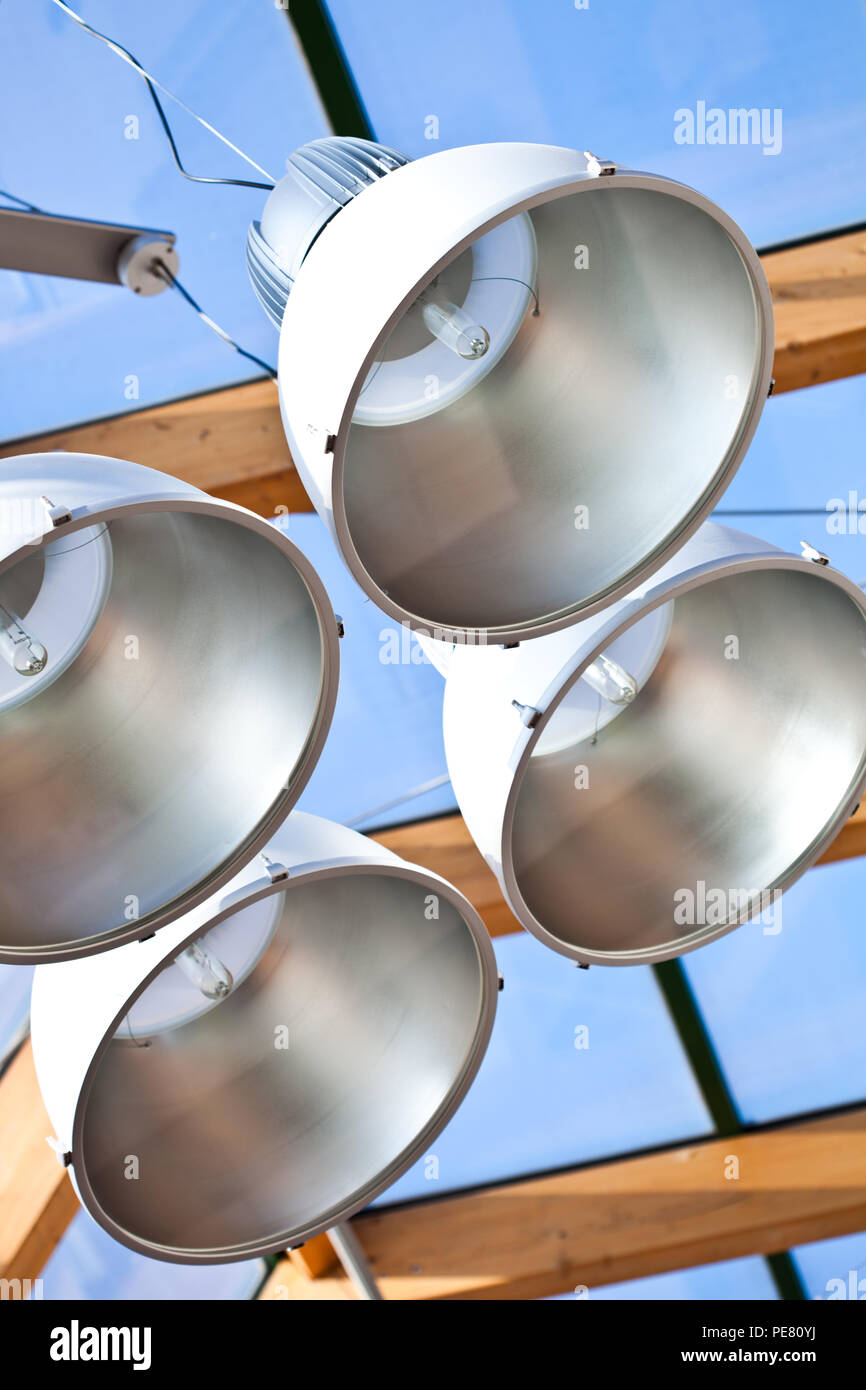 Metall Lampen in moderne gläserne Decke Stockfoto